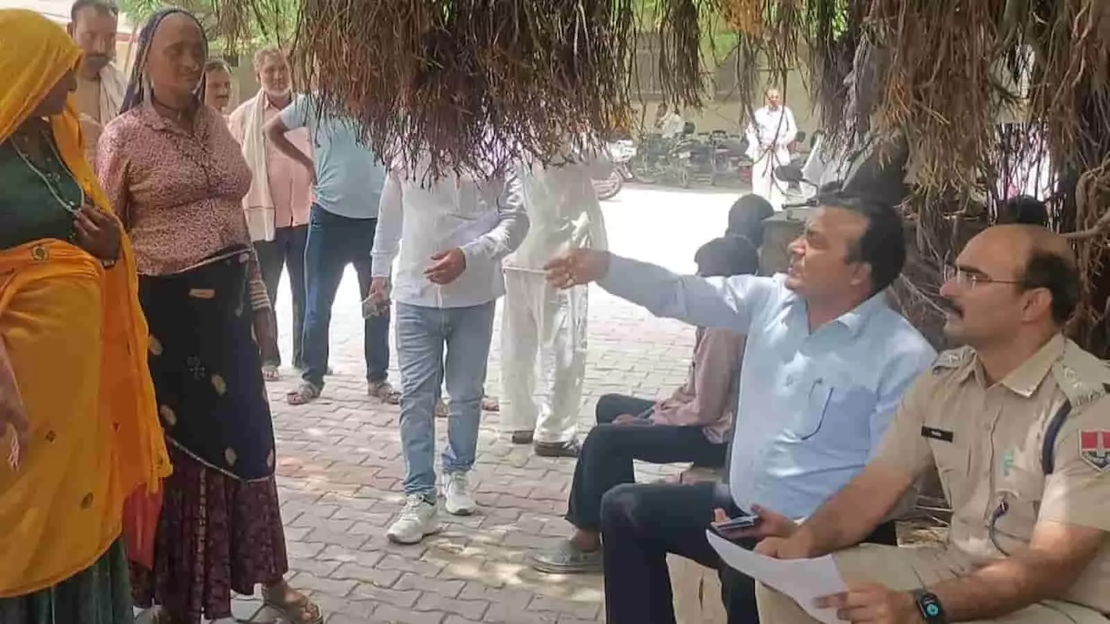 मिनी सचिवालय परिसर में बरगद के पेड़ के नीचे बैठकर नागरिकों की समस्याएं सुनते एडीएम सुदर्शन सिंह तोमर। मिनी सचिवालय परिसर में बरगद के पेड़ के नीचे बैठकर नागरिकों की समस्याएं सुनते एडीएम सुदर्शन सिंह तोमर।