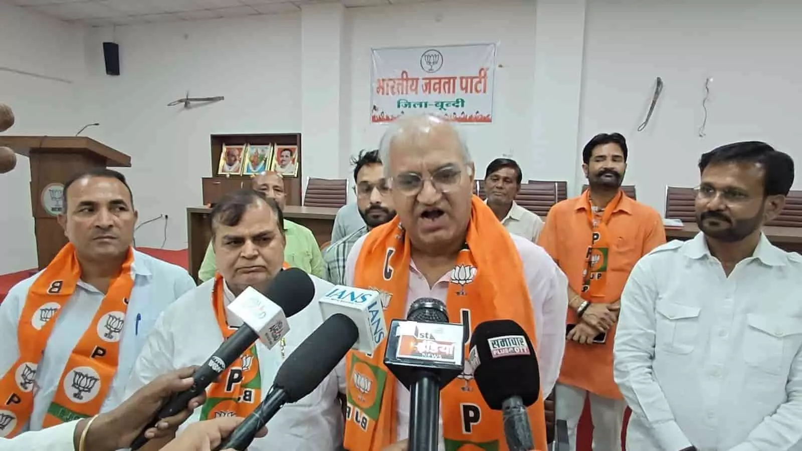 तस्वीर में बूंदी भाजपा कार्यालय के भीतर माइक के सामने प्रेसवार्ता संबोधित करते भाजपा नेता दिख रहे हैं। तस्वीर में बूंदी भाजपा कार्यालय के भीतर माइक के सामने प्रेसवार्ता संबोधित करते भाजपा नेता दिख रहे हैं।
