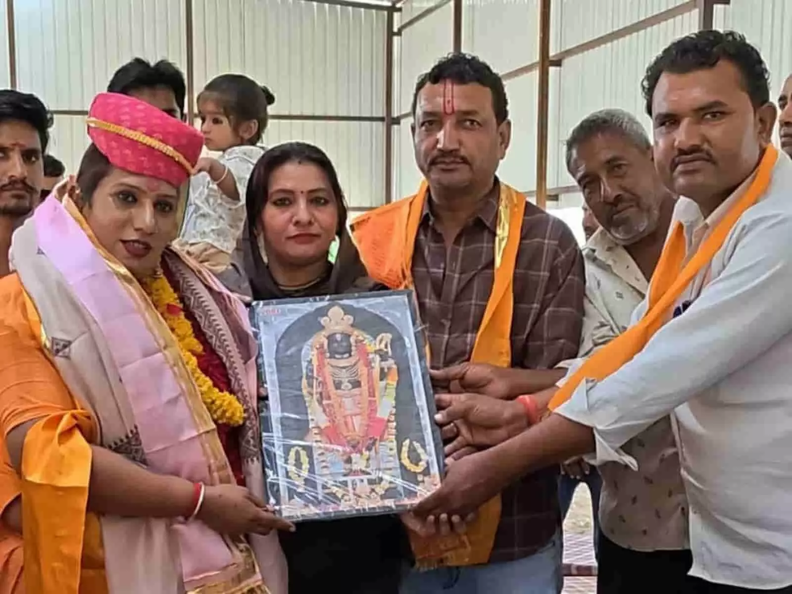मुरला में आरती बुआ को भगवान सांवलिया सेठ का चित्र भेंट करते स्थानीय जनप्रतिनिधि। मुरला में आरती बुआ को भगवान सांवलिया सेठ का चित्र भेंट करते स्थानीय जनप्रतिनिधि।