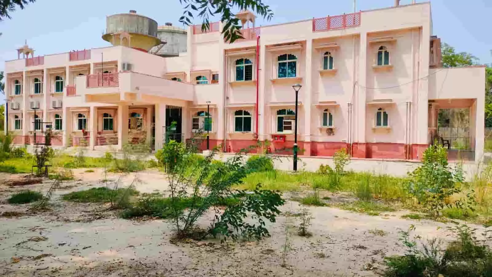 तस्वीर में दिख रही नवनिर्मित ईएसआई औषधालय की दो मंजिला इमारत जो राजस्थान में स्वास्थ्य सेवाओं के संदर्भ में है। तस्वीर में दिख रही नवनिर्मित ईएसआई औषधालय की दो मंजिला इमारत जो राजस्थान में स्वास्थ्य सेवाओं के संदर्भ में है।