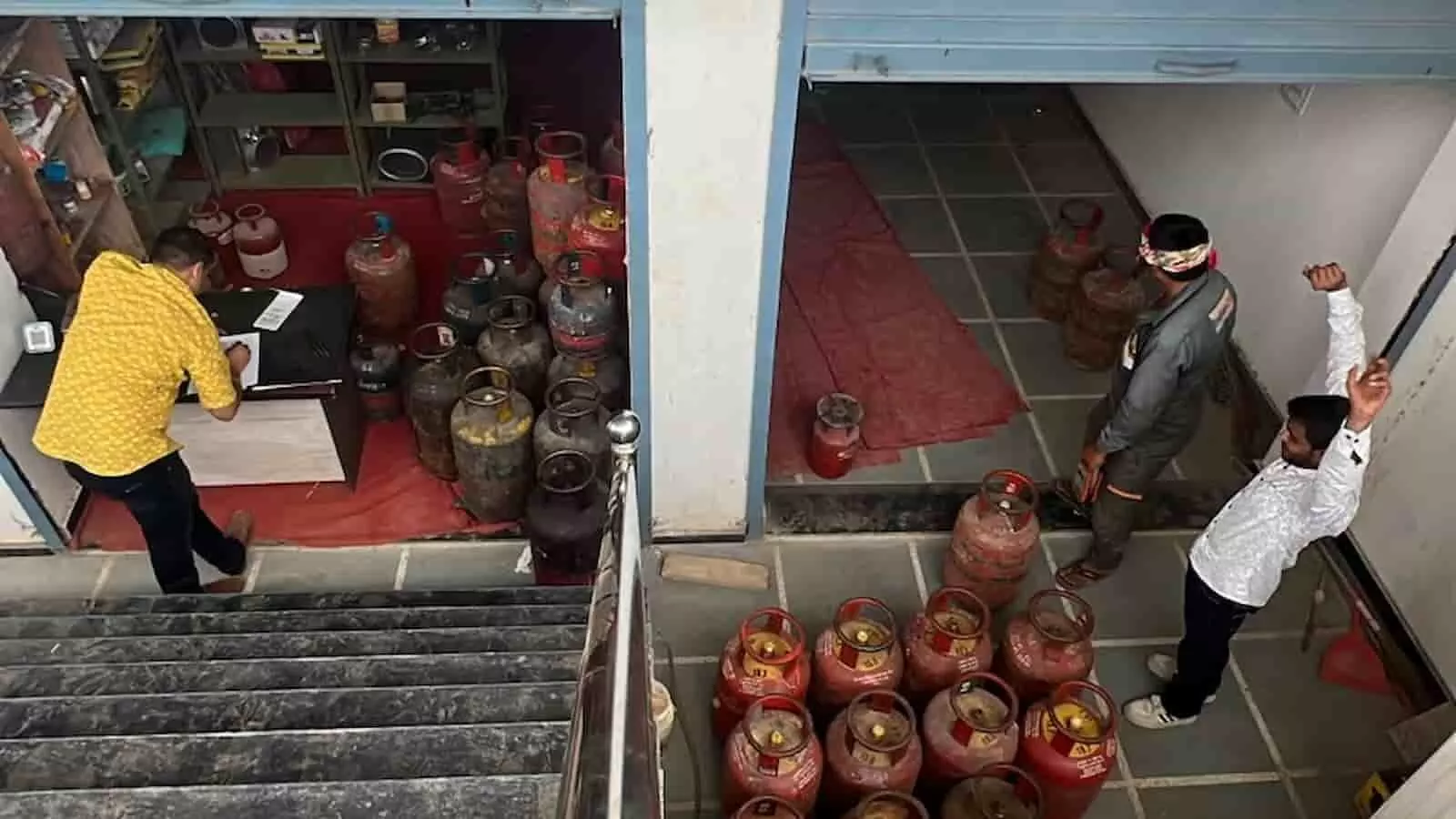 जयपुर में प्रशासन की छापेमारी के दौरान जब्त किए गए गैस सिलेंडरों की जांच करते लोग। जयपुर में प्रशासन की छापेमारी के दौरान जब्त किए गए गैस सिलेंडरों की जांच करते लोग।