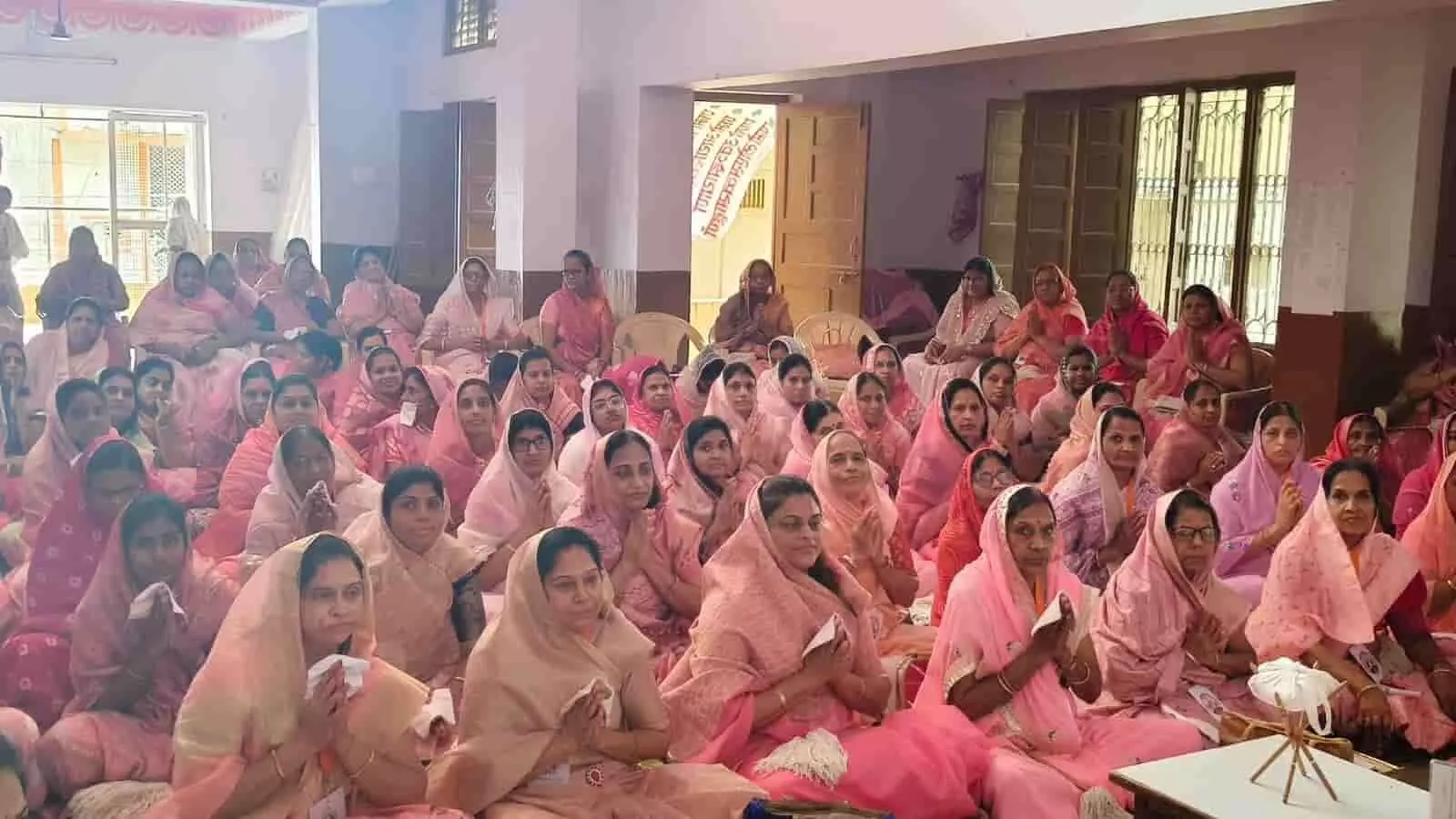 शिविर में भाग लेतीं श्रद्धालु महिलाएं जो आध्यात्मिक सत्र में ध्यान मुद्रा में बैठी हैं। शिविर में भाग लेतीं श्रद्धालु महिलाएं जो आध्यात्मिक सत्र में ध्यान मुद्रा में बैठी हैं।