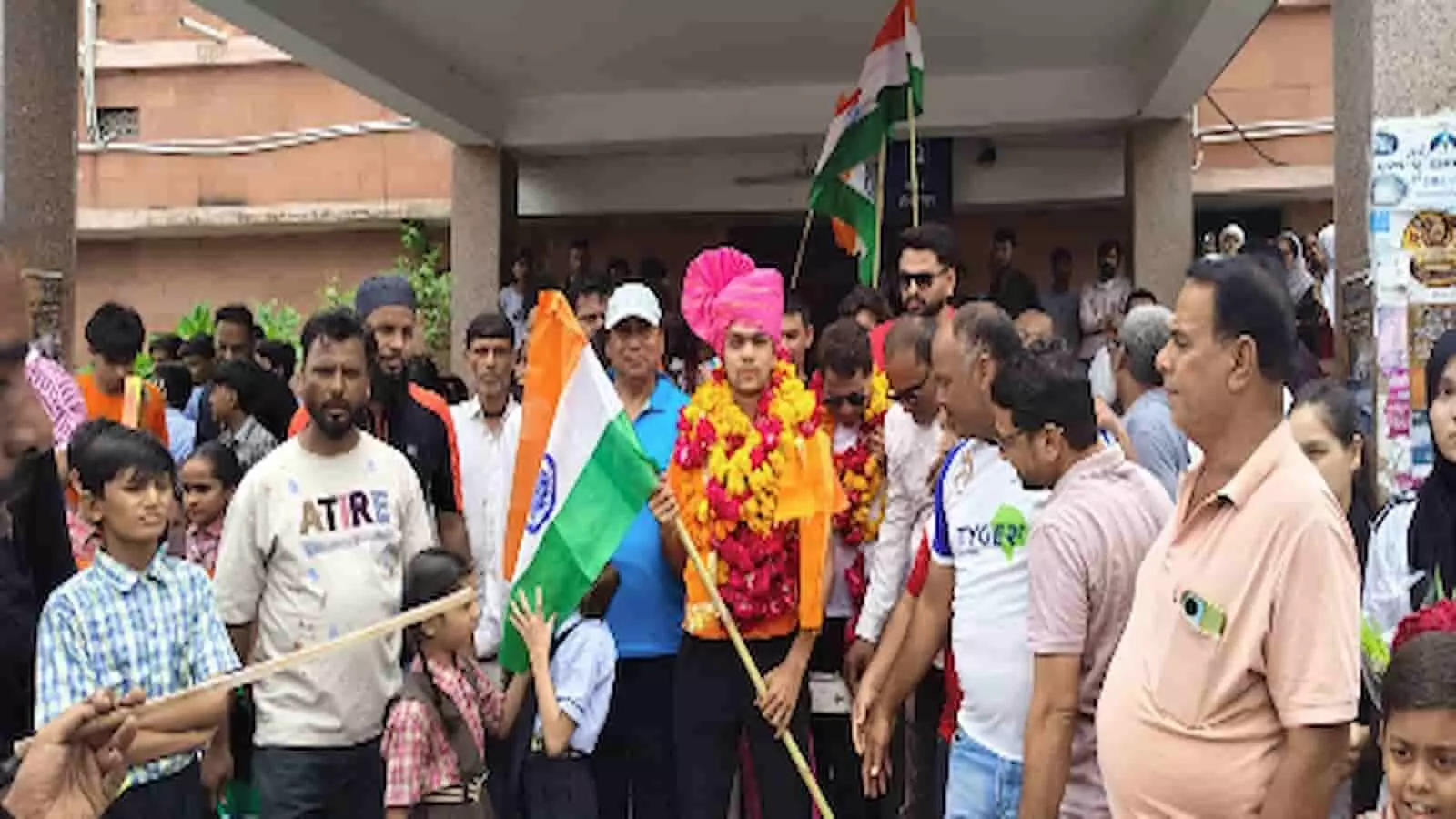 माला पहने अज़ीम तारिक़ का निंबाहेड़ा रेलवे स्टेशन पर लोगों द्वारा स्वागत किया जा रहा है। माला पहने अज़ीम तारिक़ का निंबाहेड़ा रेलवे स्टेशन पर लोगों द्वारा स्वागत किया जा रहा है।