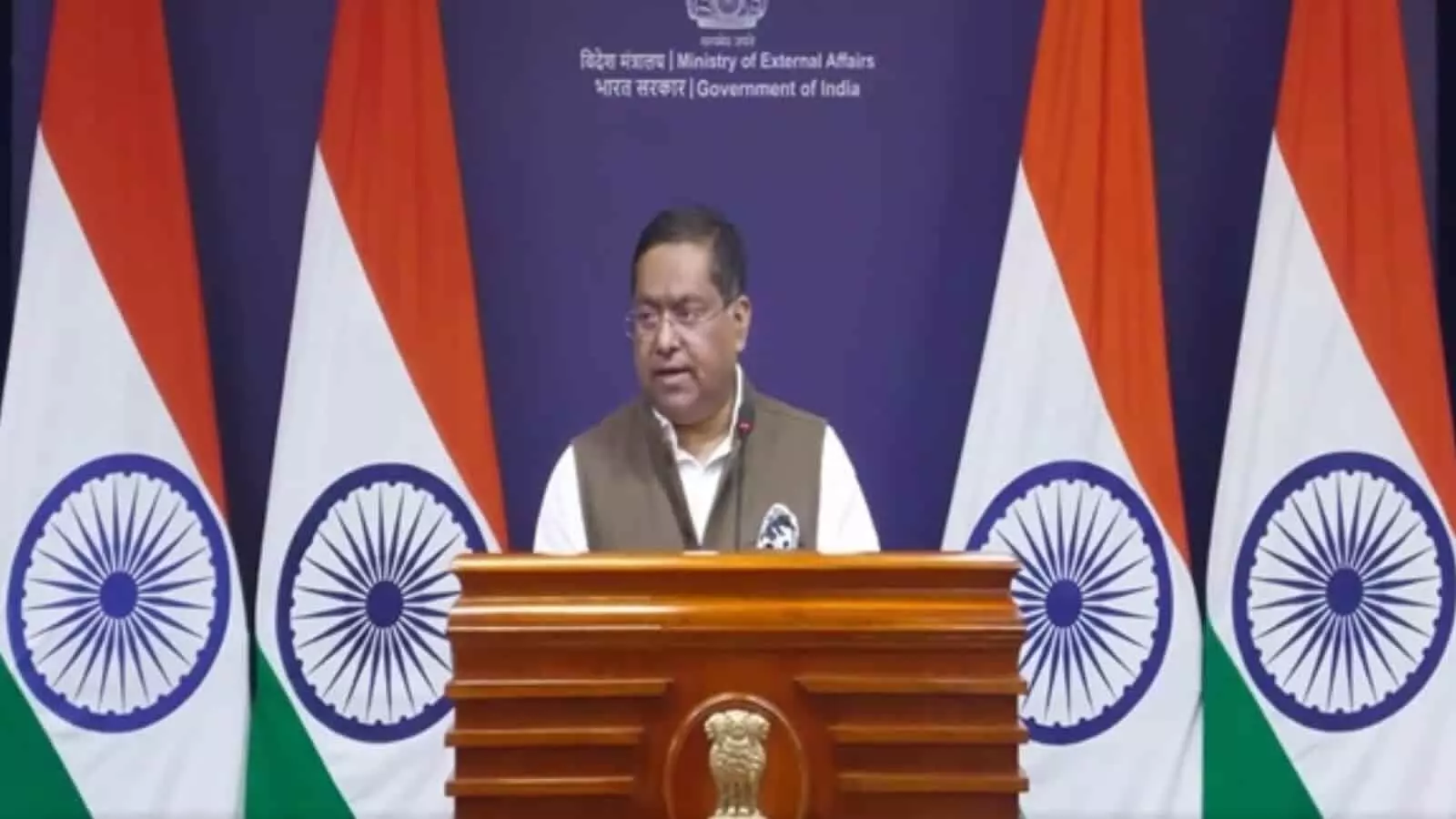 प्रेस वार्ता में पोडियम के सामने बोलते विदेश मंत्रालय के प्रवक्ता रणधीर जायसवाल नई दिल्ली में। प्रेस वार्ता में पोडियम के सामने बोलते विदेश मंत्रालय के प्रवक्ता रणधीर जायसवाल नई दिल्ली में।