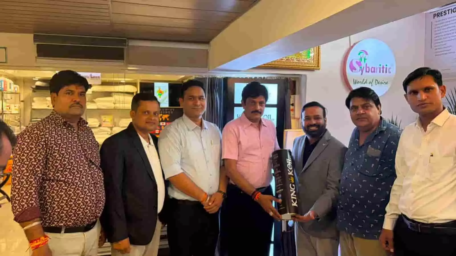 तस्वीर में जयपुर के साइबेरिटिक कार्यालय में पंकज ओझा और चिराग अरोड़ा अन्य लोगों के साथ खड़े हैं। तस्वीर में जयपुर के साइबेरिटिक कार्यालय में पंकज ओझा और चिराग अरोड़ा अन्य लोगों के साथ खड़े हैं।