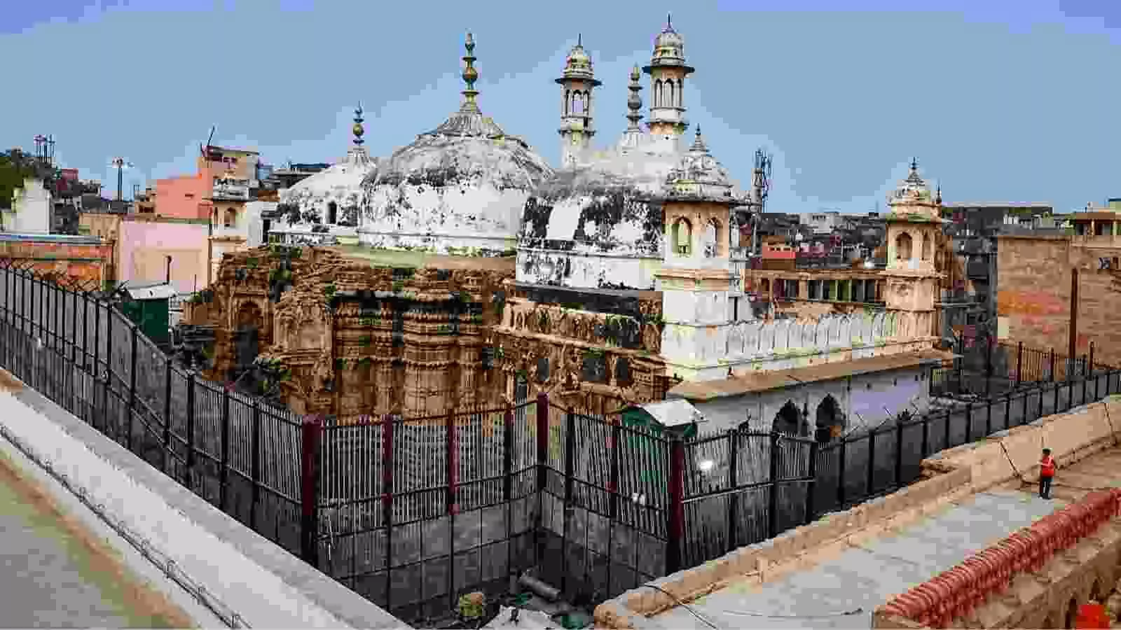 सुरक्षा घेरे में स्थित ज्ञानवापी मस्जिद का बाहरी दृश्य वाराणसी में। सुरक्षा घेरे में स्थित ज्ञानवापी मस्जिद का बाहरी दृश्य वाराणसी में।