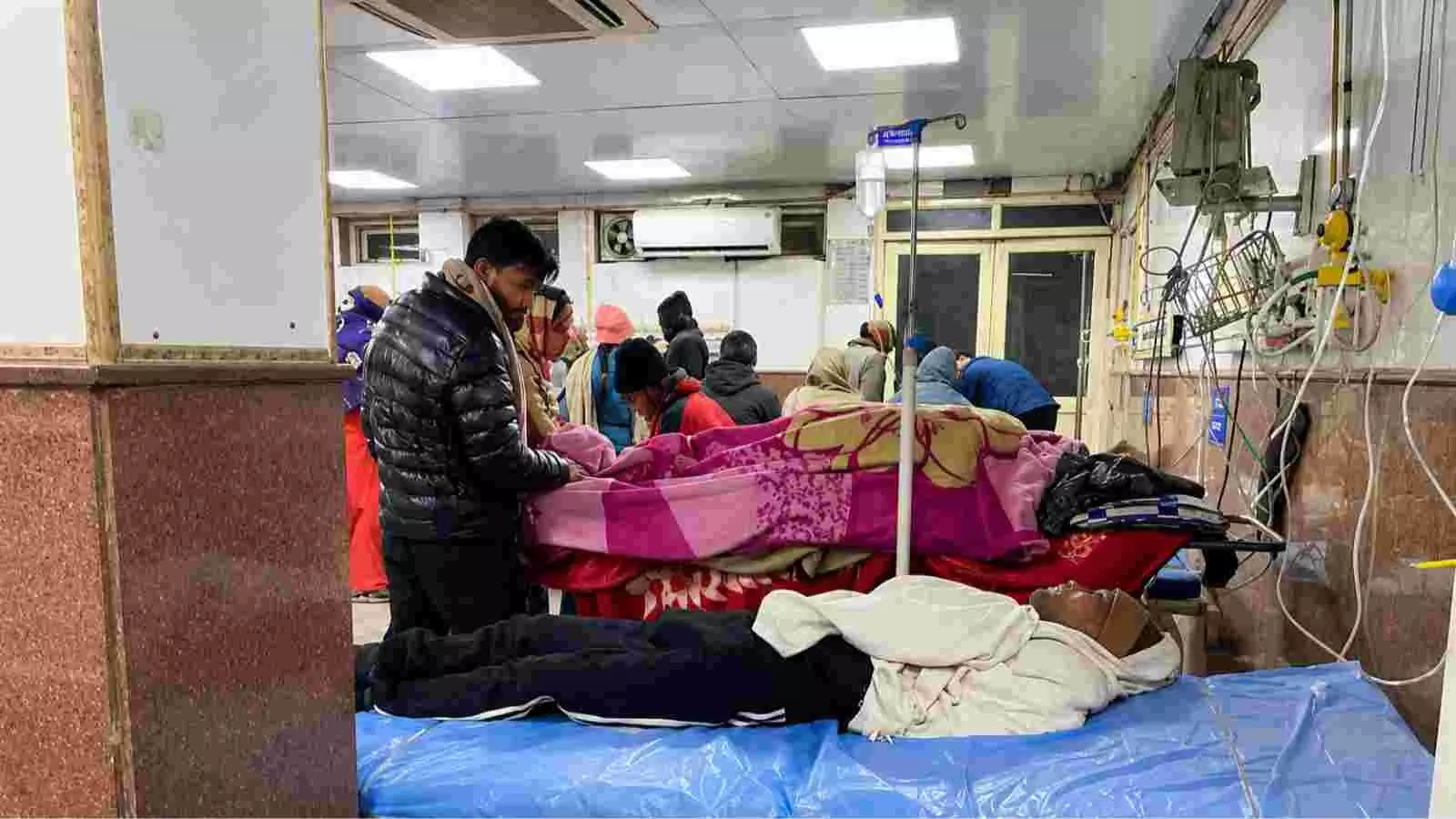 अस्पताल के बिस्तर पर भर्ती संदिग्ध संक्रमित बच्चे और चिकित्सा कर्मी गुजरात में। अस्पताल के बिस्तर पर भर्ती संदिग्ध संक्रमित बच्चे और चिकित्सा कर्मी गुजरात में।
