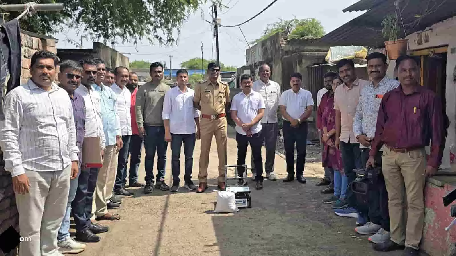 लातूर में पुलिस अधिकारी और कर्मचारी एक जब्ती कार्रवाई के दौरान खड़े हैं। लातूर में पुलिस अधिकारी और कर्मचारी एक जब्ती कार्रवाई के दौरान खड़े हैं।