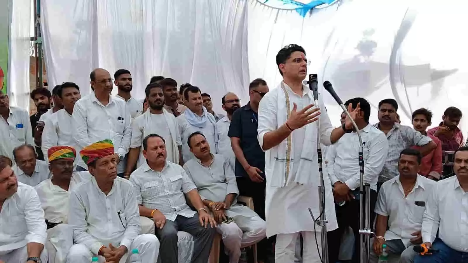 सलूम्बर में आयोजित जनसभा को संबोधित करते कांग्रेस नेता सचिन पायलट। सलूम्बर में आयोजित जनसभा को संबोधित करते कांग्रेस नेता सचिन पायलट।