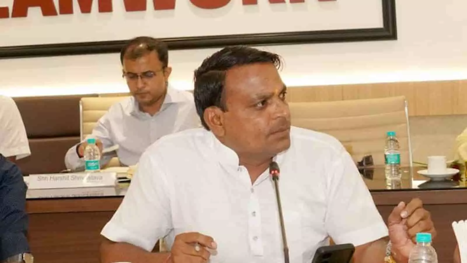 जेडआरयूसीसी बैठक में बैठे सामाजिक कार्यकर्ता आशीष मेहता चर्चा करते हुए दिख रहे हैं। जेडआरयूसीसी बैठक में बैठे सामाजिक कार्यकर्ता आशीष मेहता चर्चा करते हुए दिख रहे हैं।