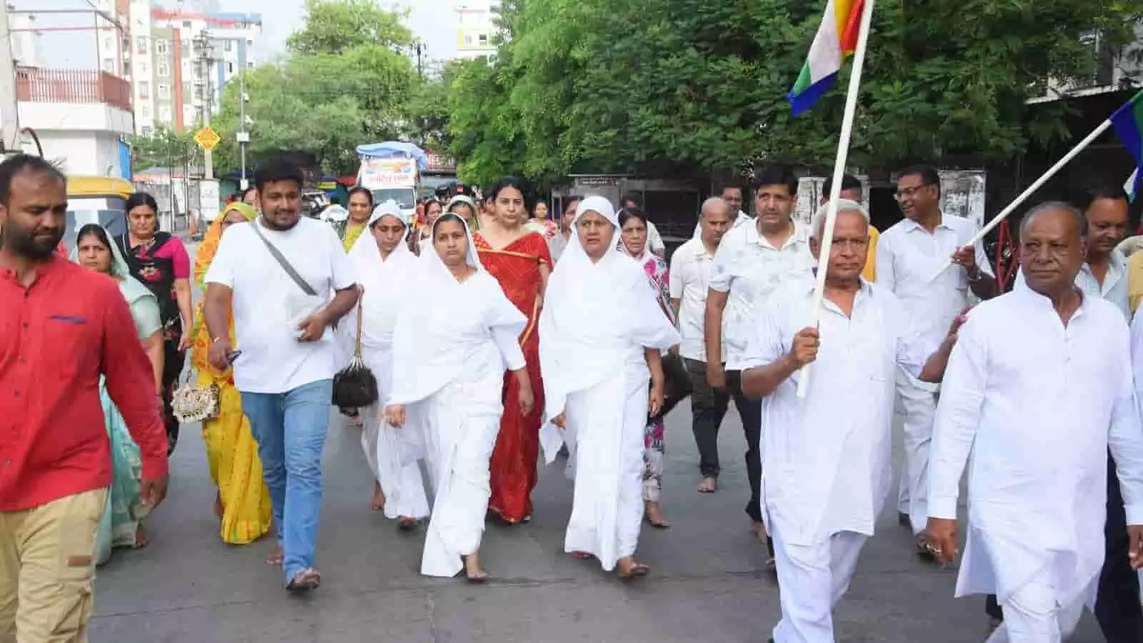 आर्यिका रत्न स्वस्ति भूषण माताजी की विहार यात्रा में शामिल श्रद्धालु कोटा में चल रहे हैं। आर्यिका रत्न स्वस्ति भूषण माताजी की विहार यात्रा में शामिल श्रद्धालु कोटा में चल रहे हैं।