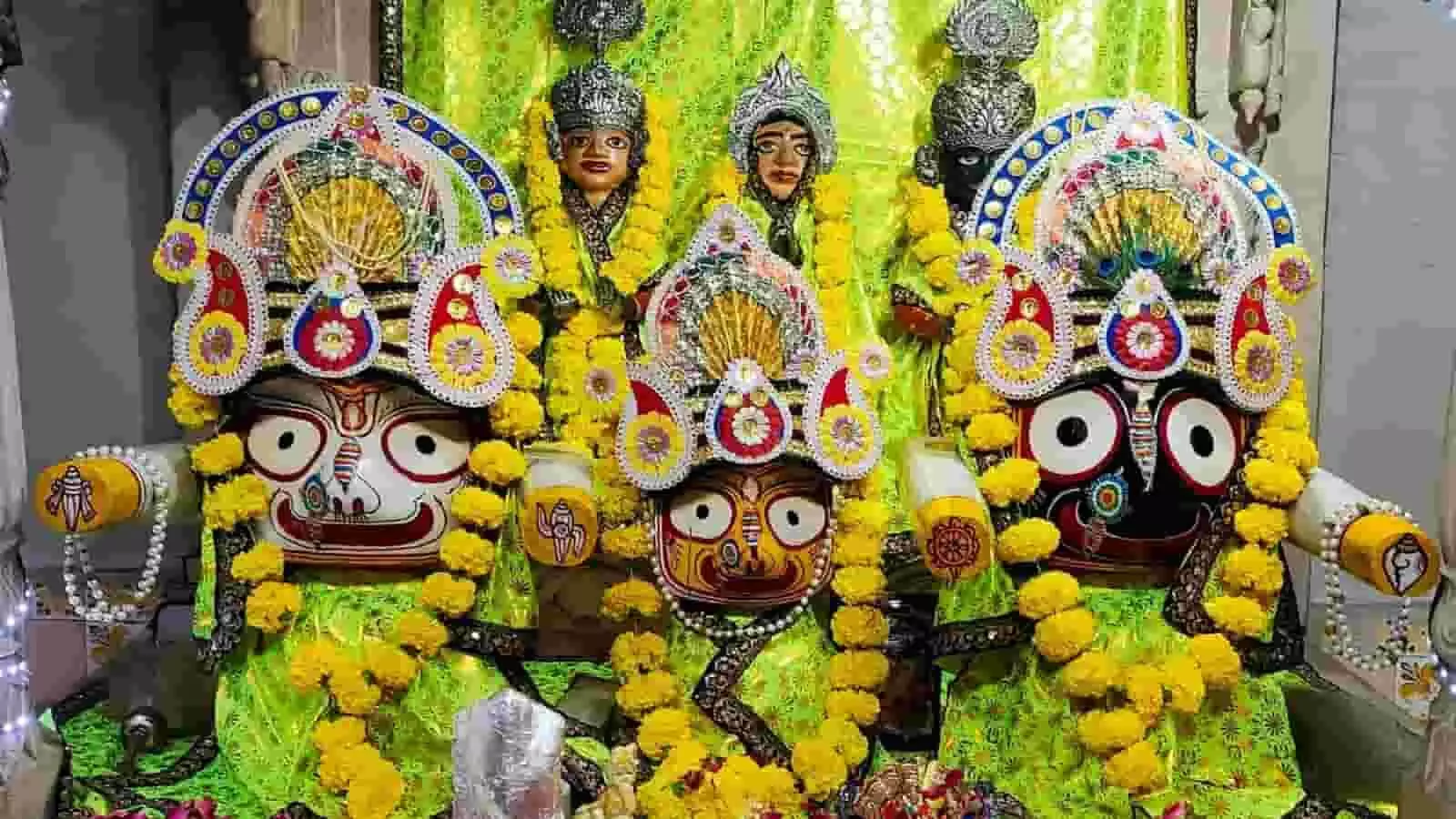 मंदिर में सुसज्जित भगवान जगन्नाथ, बलभद्र और देवी सुभद्रा की प्रतिमाएं दिखाई दे रही हैं। मंदिर में सुसज्जित भगवान जगन्नाथ, बलभद्र और देवी सुभद्रा की प्रतिमाएं दिखाई दे रही हैं।