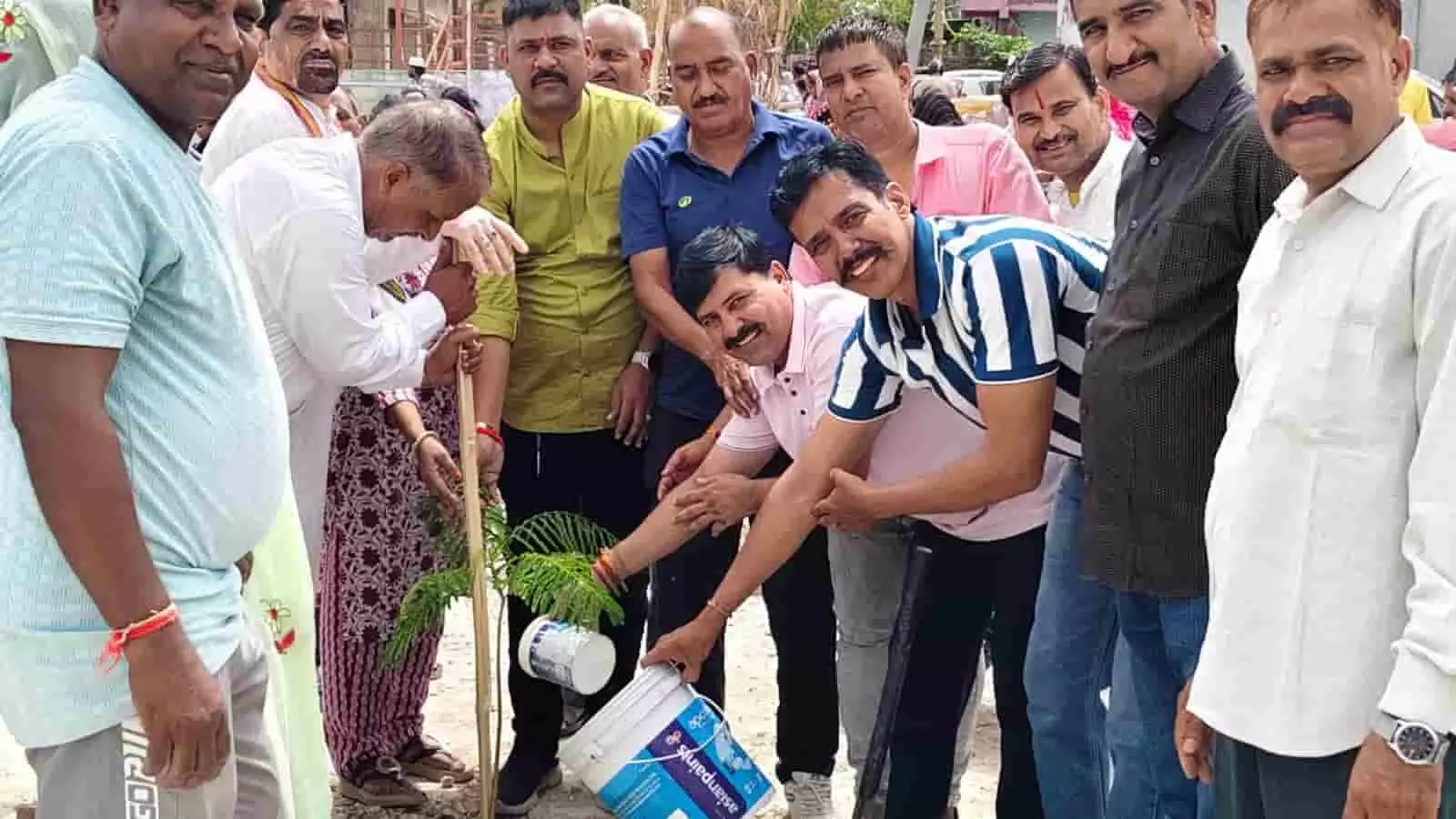 समाजसेवियों का समूह कोटा के तेजाजी मंदिर परिसर में पौधा लगा रहा है। समाजसेवियों का समूह कोटा के तेजाजी मंदिर परिसर में पौधा लगा रहा है।