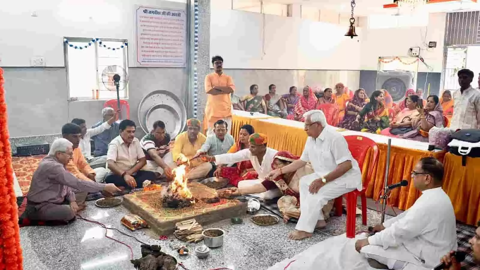 श्री लक्ष्मीनाथ मंदिर कोटा में हवन कार्यक्रम में भाग लेते हुए श्रद्धालु। श्री लक्ष्मीनाथ मंदिर कोटा में हवन कार्यक्रम में भाग लेते हुए श्रद्धालु।