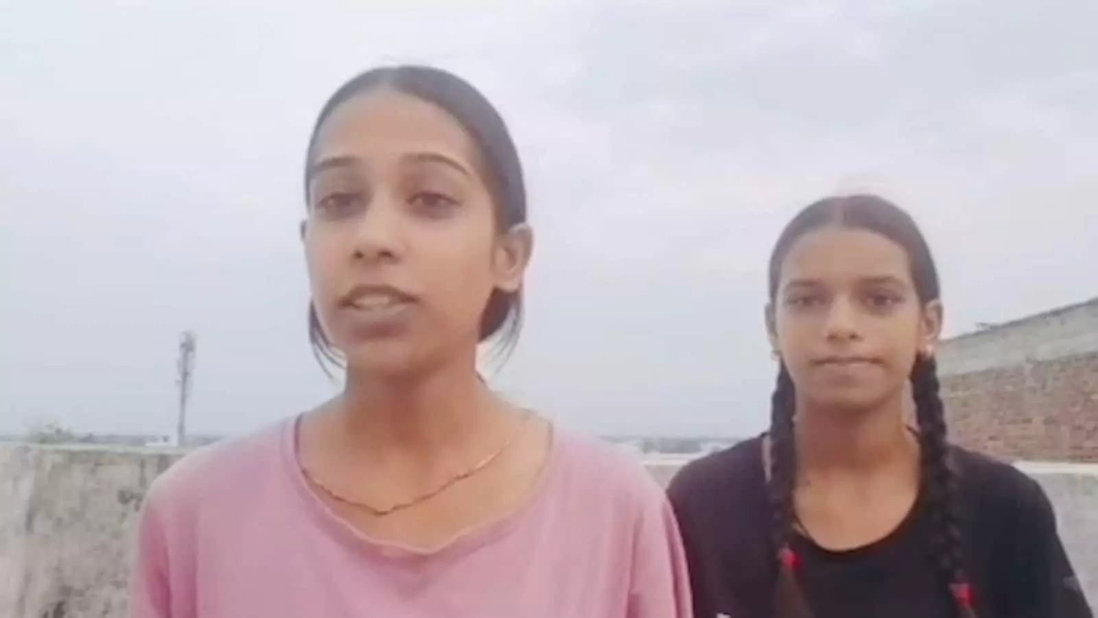तस्वीर में माही कोलोस्सिया और उनकी बहन भूमिका कोलोस्सिया राजसमंद में दिखाई दे रही हैं।