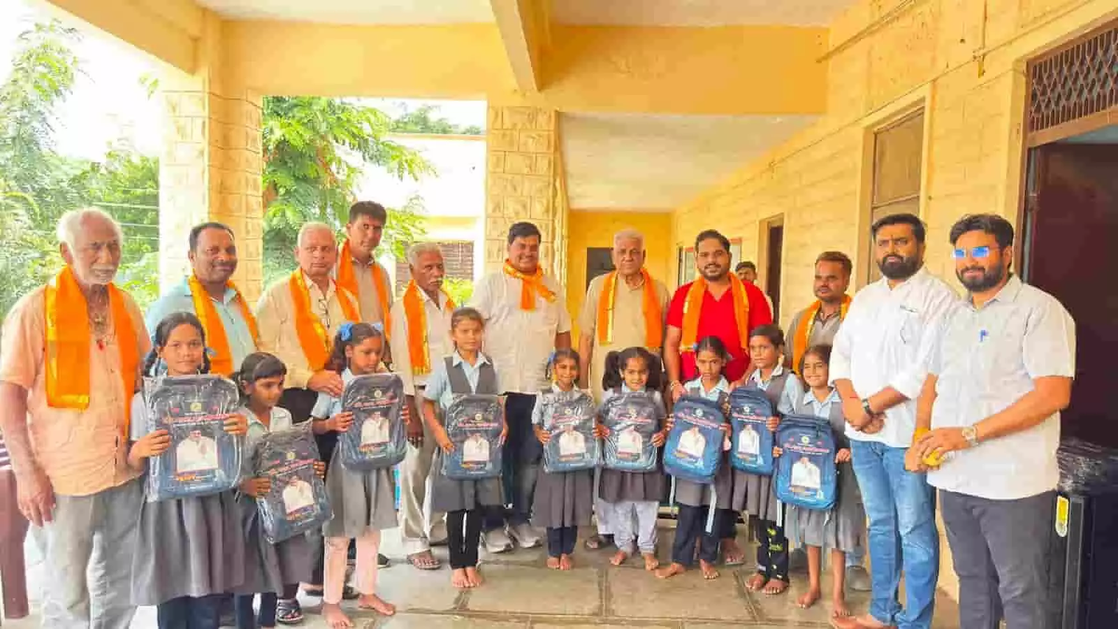 विद्यालय परिसर में जनप्रतिनिधियों और ग्रामीणों के साथ स्कूल बैग हाथ में लिए खड़ी छात्राएं। विद्यालय परिसर में जनप्रतिनिधियों और ग्रामीणों के साथ स्कूल बैग हाथ में लिए खड़ी छात्राएं।