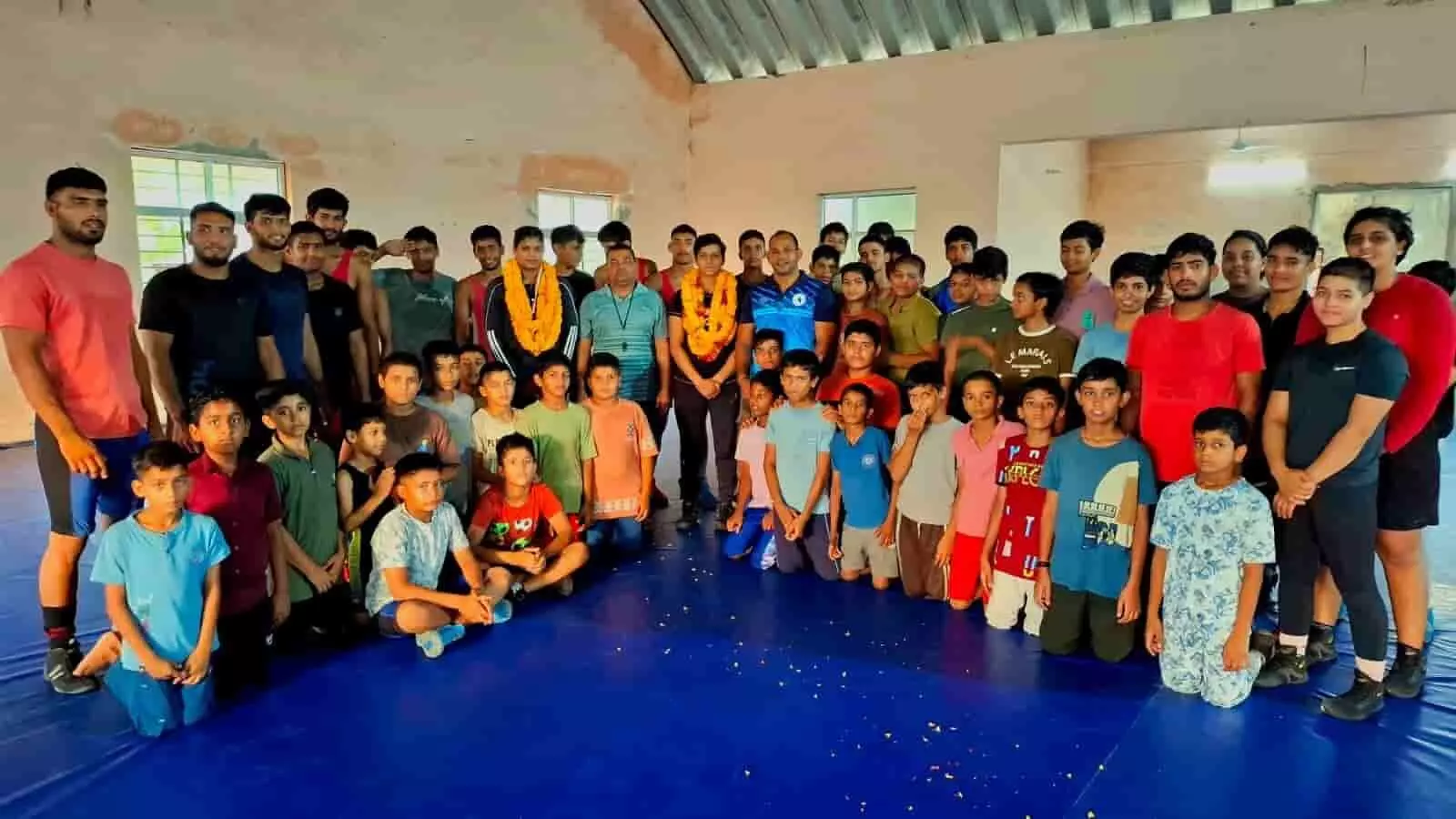 भीलवाड़ा के व्यायाम शाला में खिलाड़ियों के साथ सम्मानित होतीं दो महिला पहलवान। भीलवाड़ा के व्यायाम शाला में खिलाड़ियों के साथ सम्मानित होतीं दो महिला पहलवान।