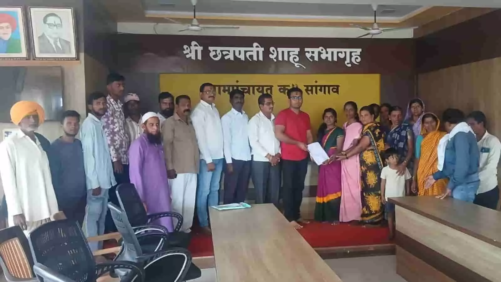 ग्रामपंचायत सभागार के भीतर अधिकारी को मांग पत्र सौंपते हुए कसबा सांगाव के स्थानीय नागरिक।