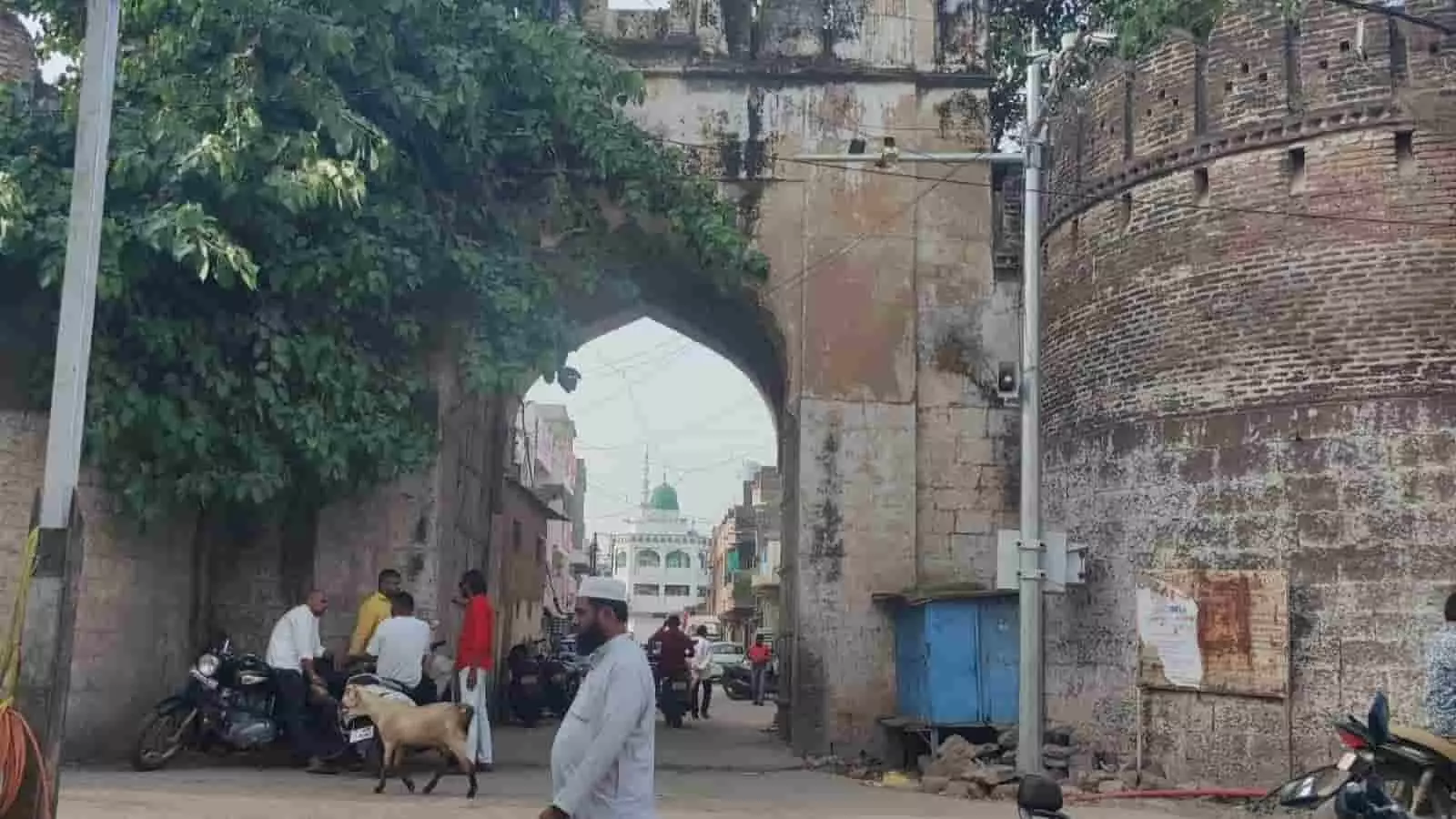 कादराबाद, जालना में स्थित ऐतिहासिक पत्थर का दरवाजा और उसके सामने खडे लोग।