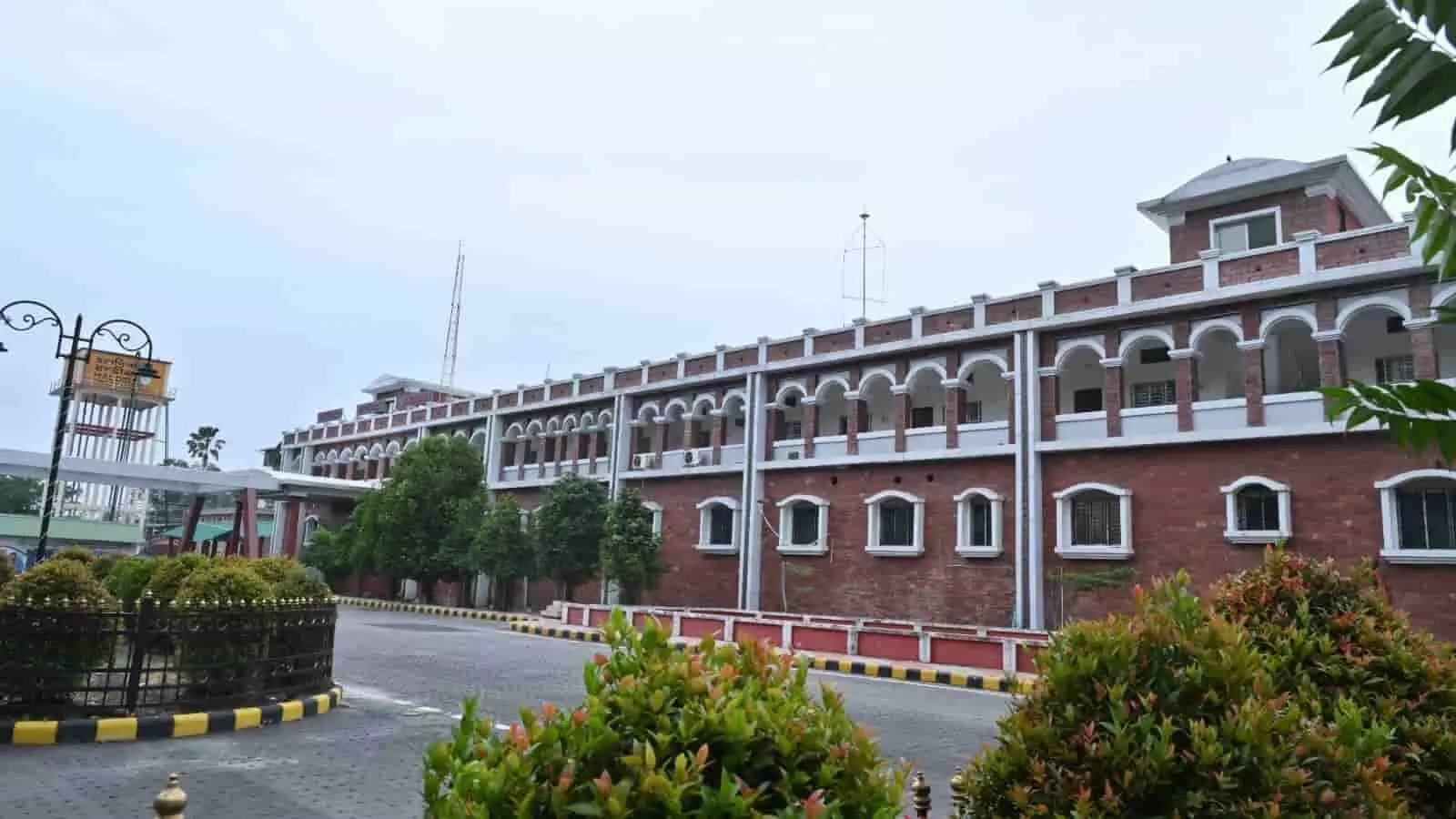हल्दीबाड़ी रेलवे स्टेशन की नई इमारत और परिसर का बाहरी दृश्य। हल्दीबाड़ी रेलवे स्टेशन की नई इमारत और परिसर का बाहरी दृश्य।