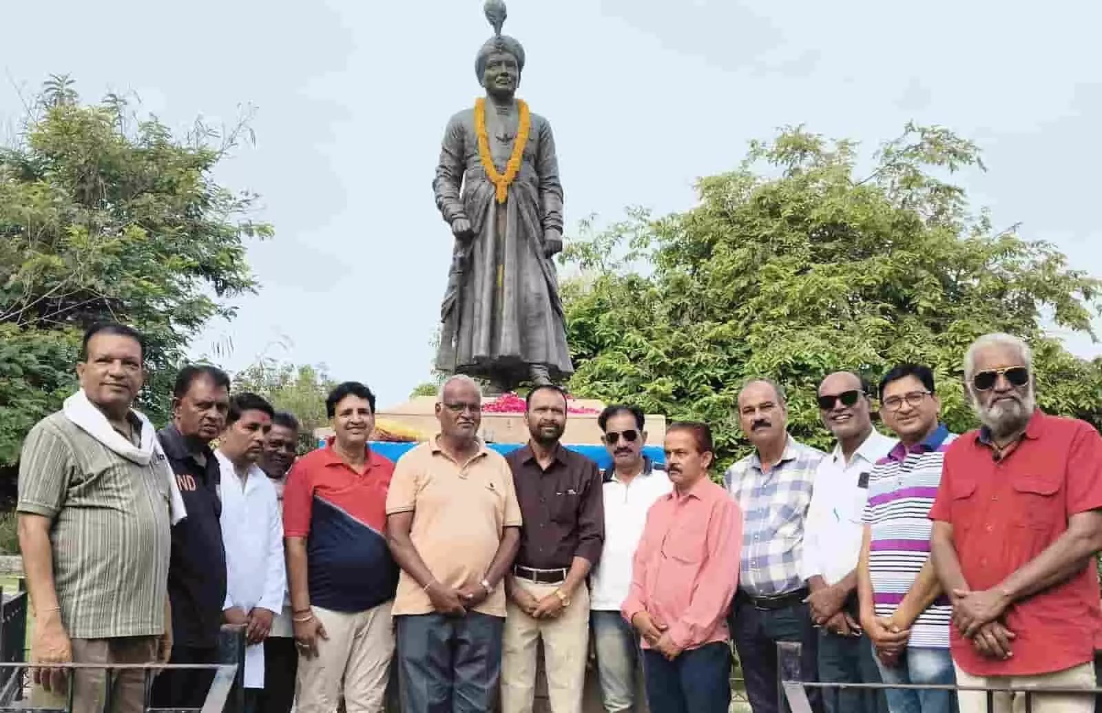 झालावाड़ में समिति के सदस्य पूर्व महाराज राणा भवानीसिंह की प्रतिमा के पास खड़े हैं।