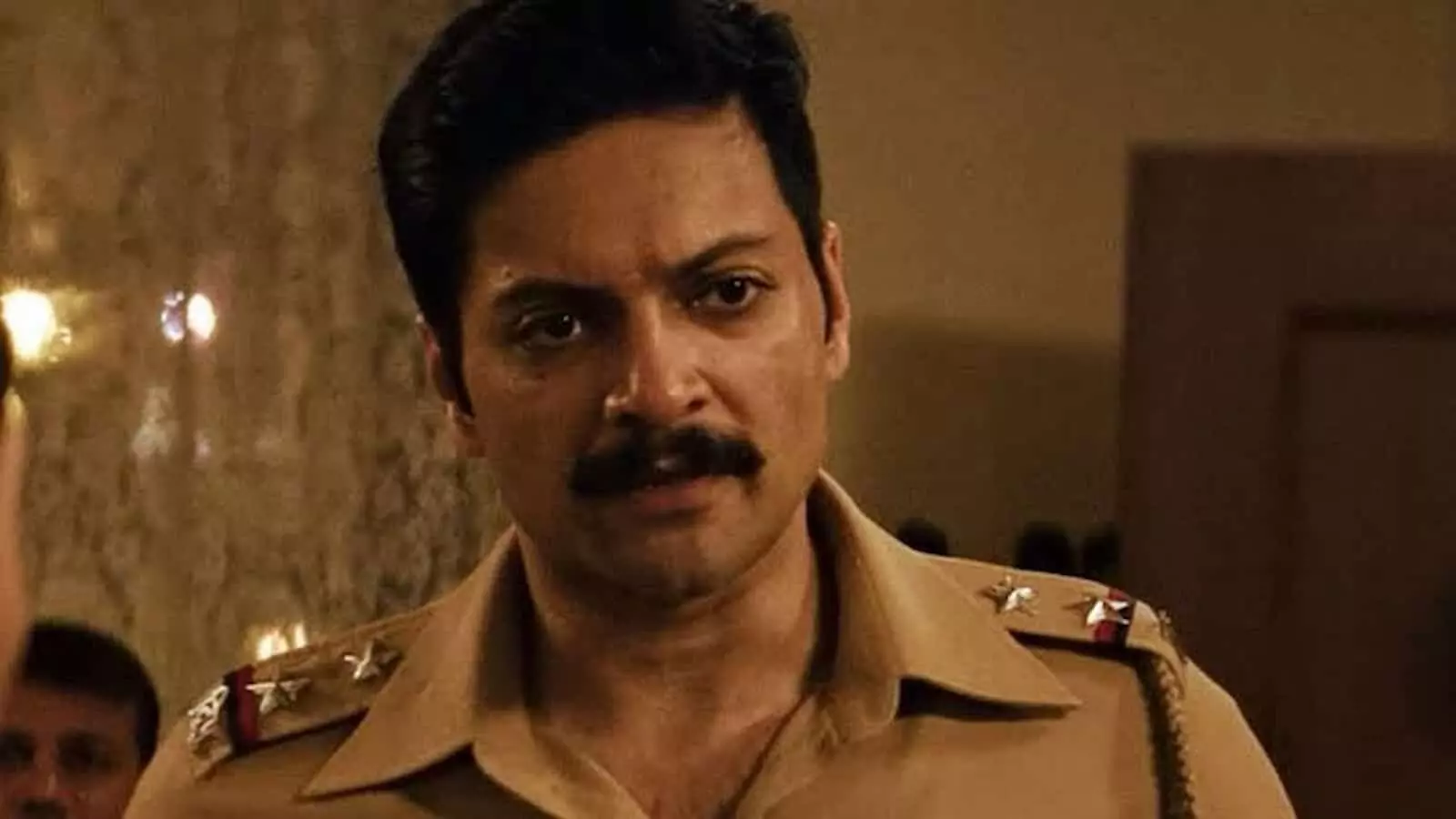 खाकी वर्दी पहने अभिनेता अली फज़ल वेब सीरीज राख में पुलिस अधिकारी के रूप में। खाकी वर्दी पहने अभिनेता अली फज़ल वेब सीरीज राख में पुलिस अधिकारी के रूप में।