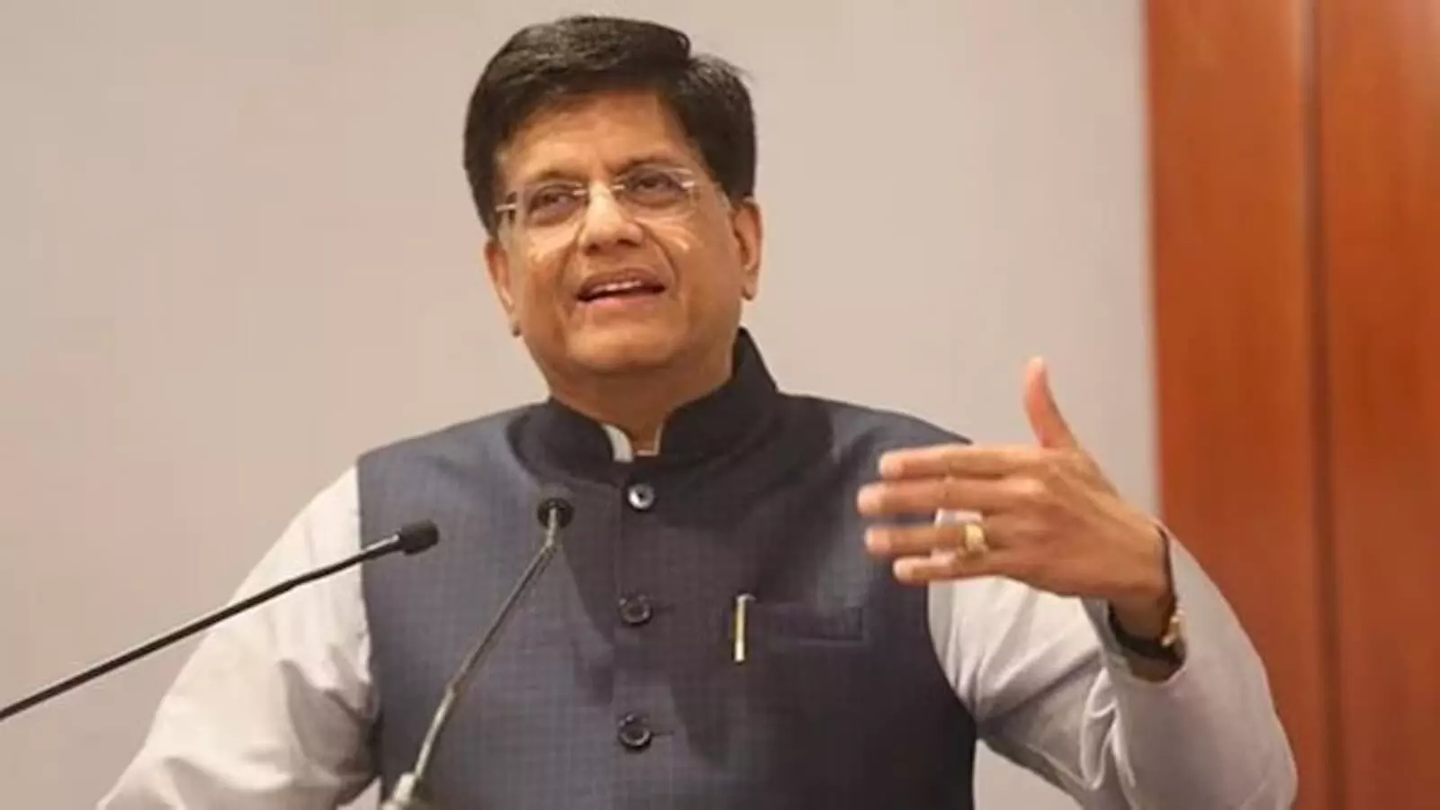 तस्वीर में पोडियम पर बोलते केंद्रीय मंत्री पीयूष गोयल एक कार्यक्रम के दौरान मंच पर दिख रहे हैं। तस्वीर में पोडियम पर बोलते केंद्रीय मंत्री पीयूष गोयल एक कार्यक्रम के दौरान मंच पर दिख रहे हैं।