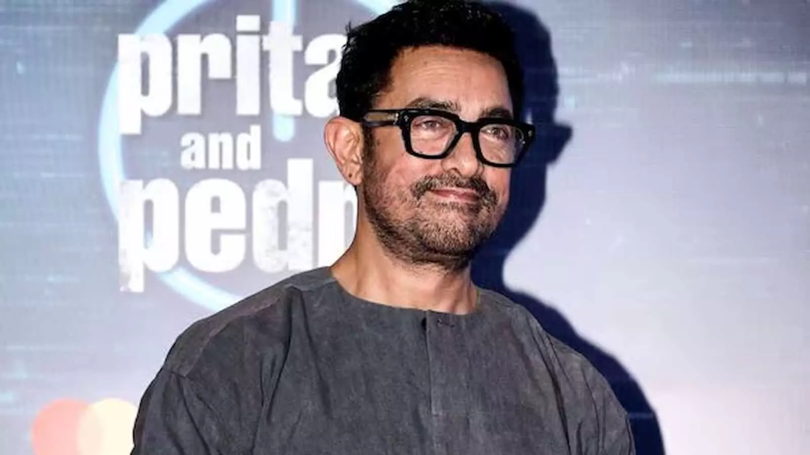 काले चश्मे और ग्रे कुर्ते में अभिनेता आमिर खान कार्यक्रम स्थल पर उपस्थित। काले चश्मे और ग्रे कुर्ते में अभिनेता आमिर खान कार्यक्रम स्थल पर उपस्थित।