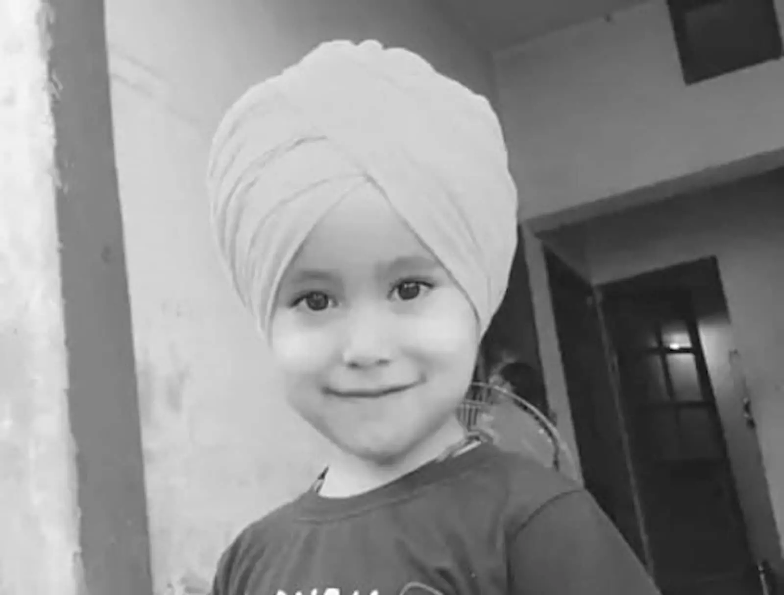 ब्लैक एंड व्हाइट तस्वीर में दिख रहा मुस्कुराता हुआ बच्चा मृतक समरदीप है जिसकी लुधियाना हादसे में मौत हुई। ब्लैक एंड व्हाइट तस्वीर में दिख रहा मुस्कुराता हुआ बच्चा मृतक समरदीप है जिसकी लुधियाना हादसे में मौत हुई।