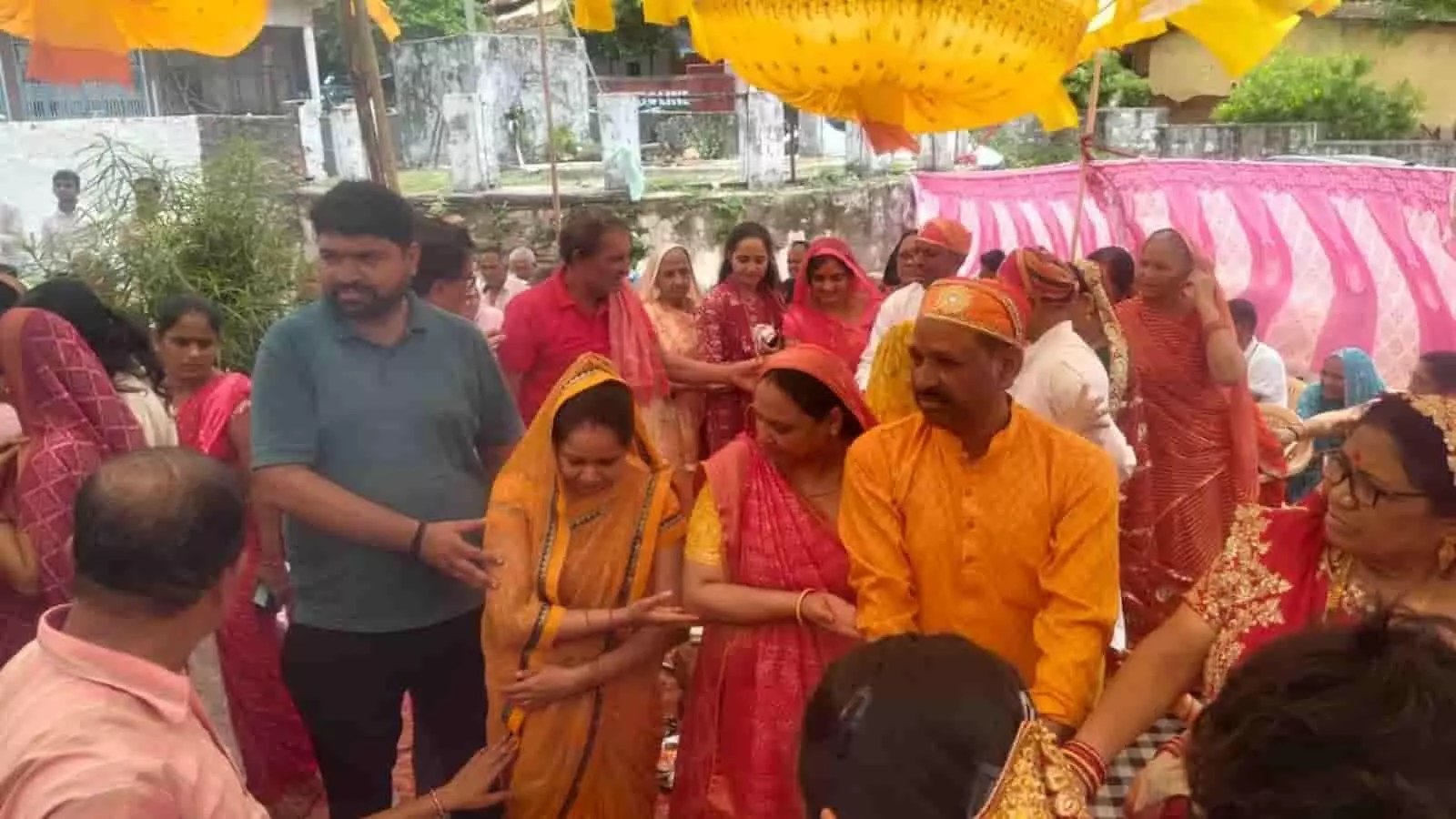 खेरवाड़ा मंदिर के शिला पूजन कार्यक्रम में पारंपरिक वेशभूषा में सम्मिलित श्रद्धालु। खेरवाड़ा मंदिर के शिला पूजन कार्यक्रम में पारंपरिक वेशभूषा में सम्मिलित श्रद्धालु।
