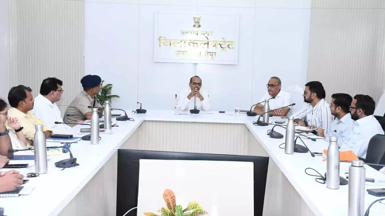 सभागार में जिला कलक्टर काना राम की अध्यक्षता में बैठक करते अधिकारी। सभागार में जिला कलक्टर काना राम की अध्यक्षता में बैठक करते अधिकारी।