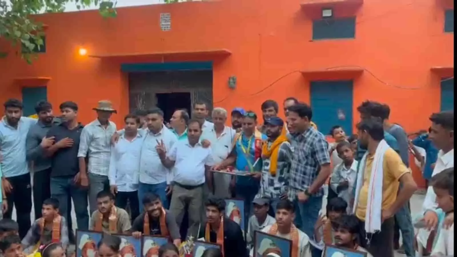 तस्वीर में खेल प्रतियोगिता के बाद स्थानीय ग्रामीण और विजेता युवा समूह में खड़े नजर आ रहे हैं। तस्वीर में खेल प्रतियोगिता के बाद स्थानीय ग्रामीण और विजेता युवा समूह में खड़े नजर आ रहे हैं।