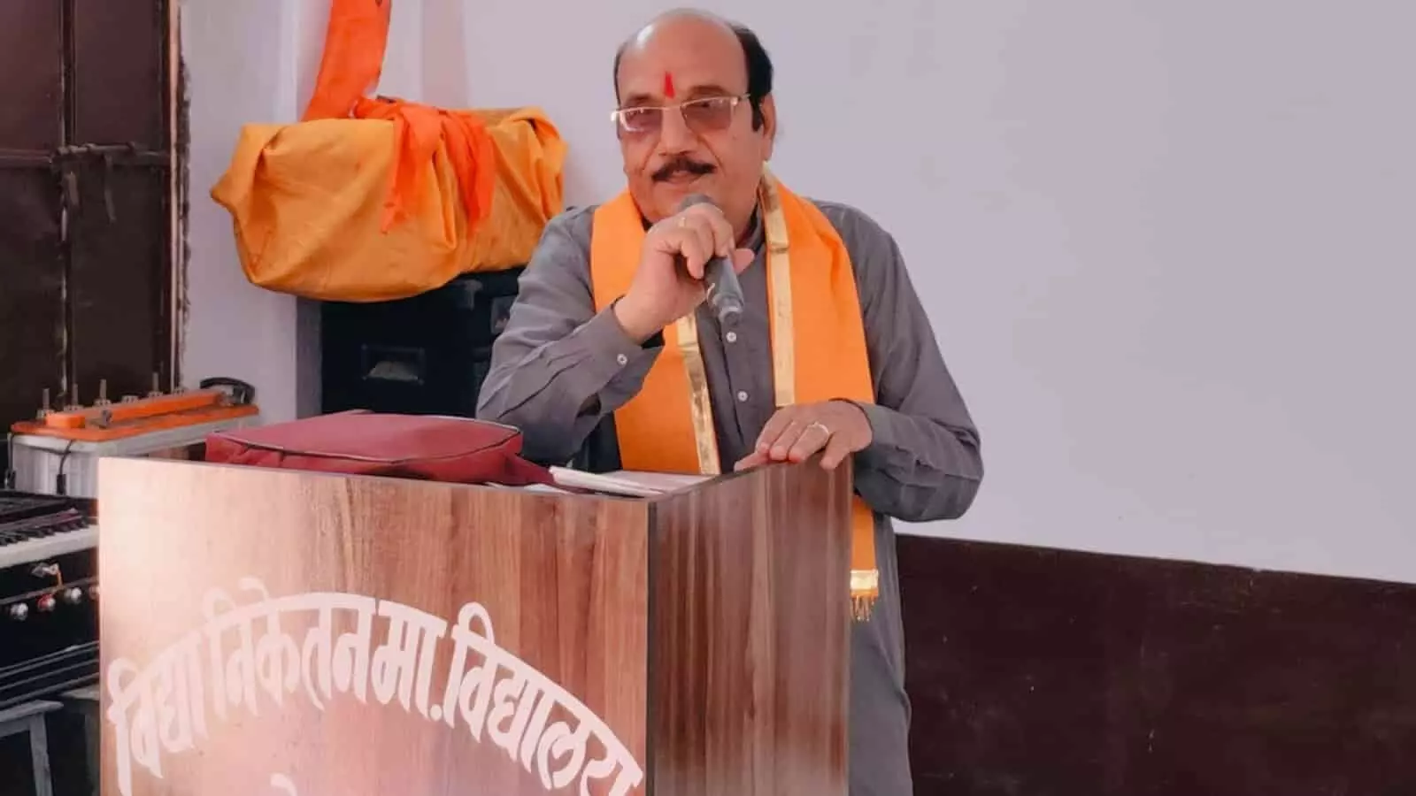 विद्या निकेतन विद्यालय के पोडियम पर खड़े होकर माइक से संबोधित करते हुए गिरीश पानेरी। विद्या निकेतन विद्यालय के पोडियम पर खड़े होकर माइक से संबोधित करते हुए गिरीश पानेरी।