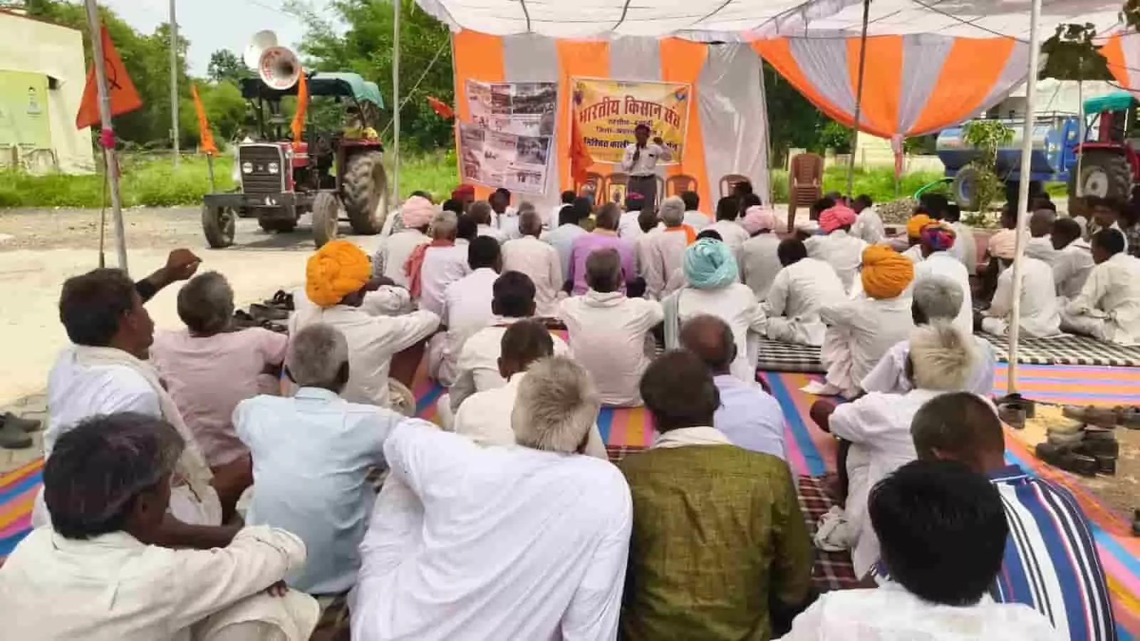 तस्वीर में बकानी तहसील कार्यालय के सामने धरने पर बैठे किसान और भाषण देता वक्ता दिख रहा है।
