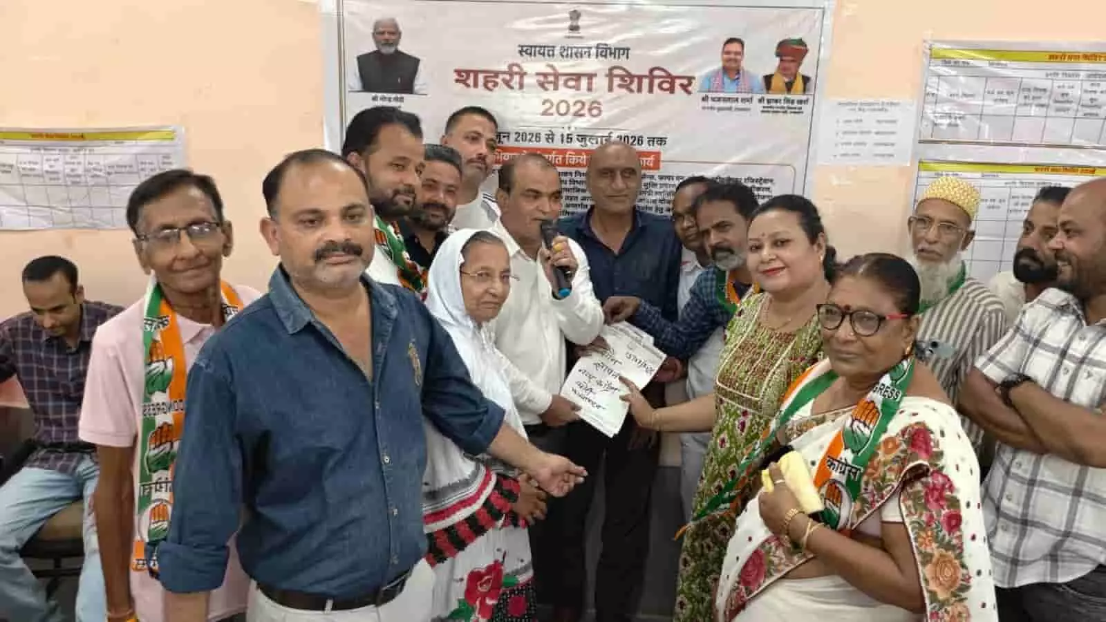 झालरापाटन में जनसमस्याओं को लेकर कार्यालय के भीतर ज्ञापन सौंपते कांग्रेस कार्यकर्ता और पदाधिकारी।