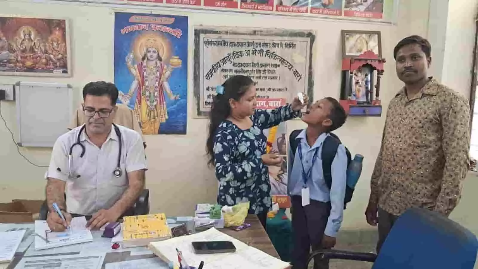 बारां के आयुर्वेदिक चिकित्सालय में चिकित्सक परामर्श देते और बच्चे को दवा पिलाते हुए। बारां के आयुर्वेदिक चिकित्सालय में चिकित्सक परामर्श देते और बच्चे को दवा पिलाते हुए।