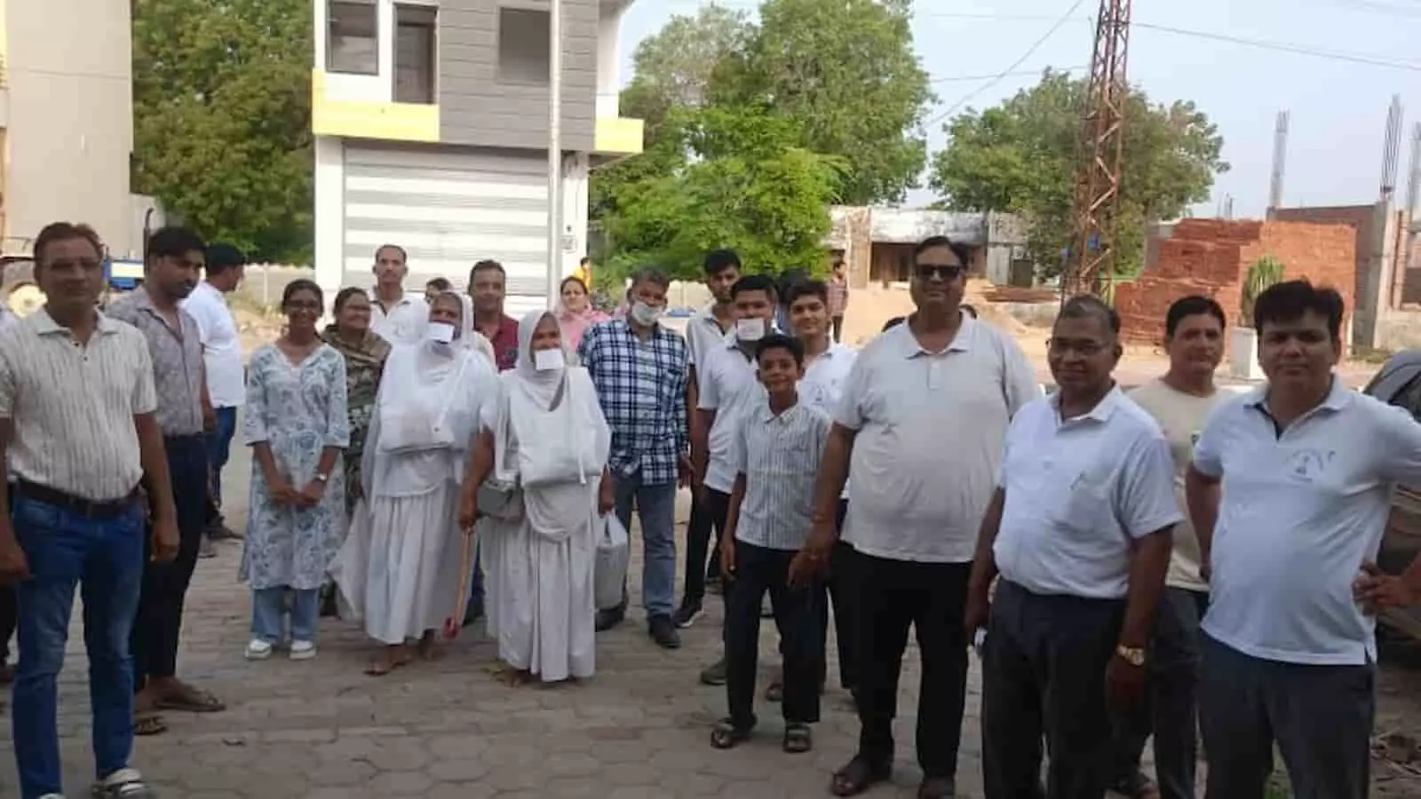 बेगूं के सुख शांति नगर में विहार के दौरान जैन साध्वी और समाज के लोग। बेगूं के सुख शांति नगर में विहार के दौरान जैन साध्वी और समाज के लोग।
