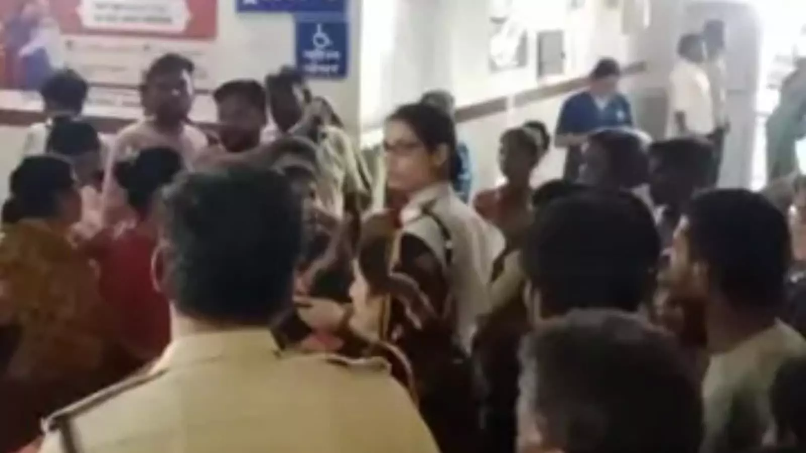 अस्पताल परिसर के अंदर सुरक्षाकर्मियों और स्थानीय लोगों की भीड़ की तस्वीर। अस्पताल परिसर के अंदर सुरक्षाकर्मियों और स्थानीय लोगों की भीड़ की तस्वीर।