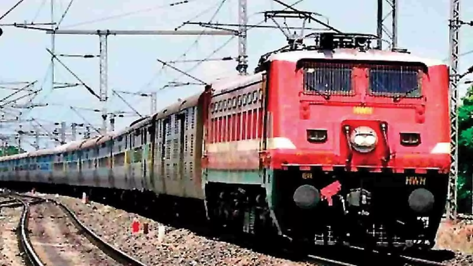 रेलवे ट्रैक पर चलती हुई लाल इंजन वाली पैसेंजर ट्रेन की फाइल फोटो। रेलवे ट्रैक पर चलती हुई लाल इंजन वाली पैसेंजर ट्रेन की फाइल फोटो।