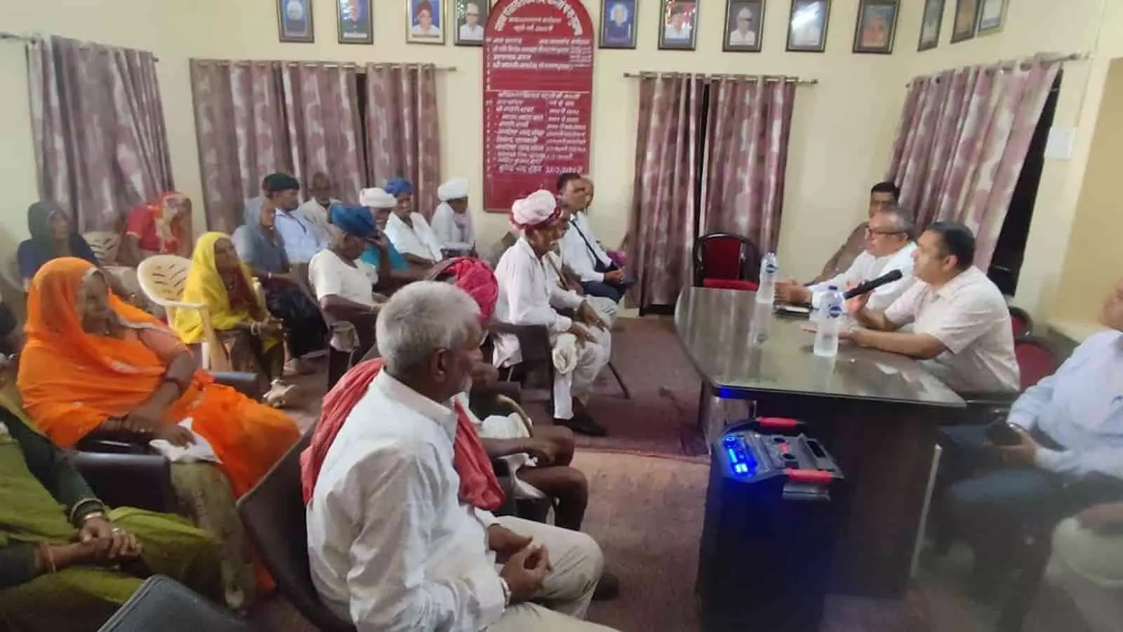 कारोई ग्राम पंचायत भवन में बैठक के दौरान ग्रामीणों को संबोधित करते एसीबी अधिकारी। कारोई ग्राम पंचायत भवन में बैठक के दौरान ग्रामीणों को संबोधित करते एसीबी अधिकारी।