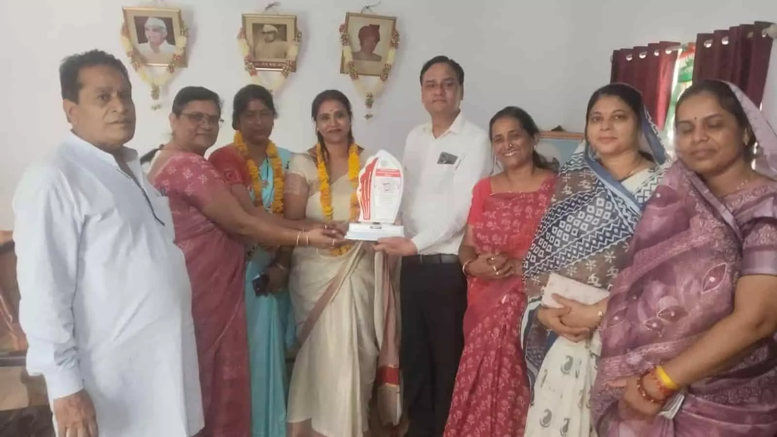 तस्वीर में भीलवाड़ा के गांधी मजदूर सेवालय में कांग्रेस और इंटक पदाधिकारी सुमन मठसिंहला को स्मृति चिह्न भेंट कर सम्मानित कर रहे हैं। तस्वीर में भीलवाड़ा के गांधी मजदूर सेवालय में कांग्रेस और इंटक पदाधिकारी सुमन मठसिंहला को स्मृति चिह्न भेंट कर सम्मानित कर रहे हैं।