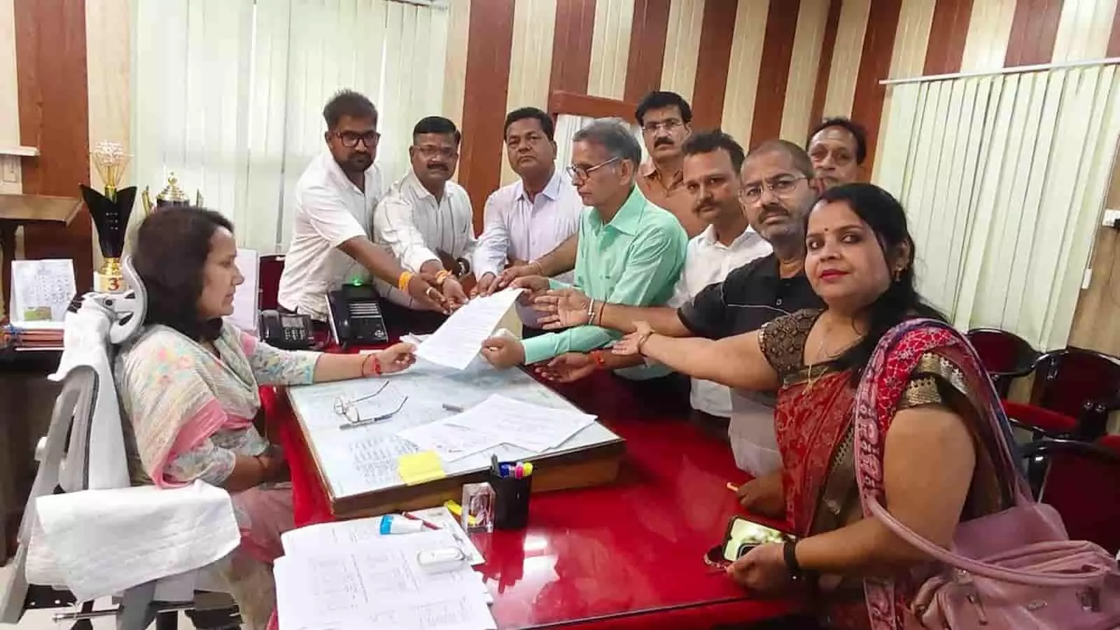 तस्वीर में भीलवाड़ा जिला निजी स्कूल संघर्ष समिति के प्रतिनिधि कार्यालय में बैठीं महिला अधिकारी को ज्ञापन पत्र सौंपते हुए। तस्वीर में भीलवाड़ा जिला निजी स्कूल संघर्ष समिति के प्रतिनिधि कार्यालय में बैठीं महिला अधिकारी को ज्ञापन पत्र सौंपते हुए।