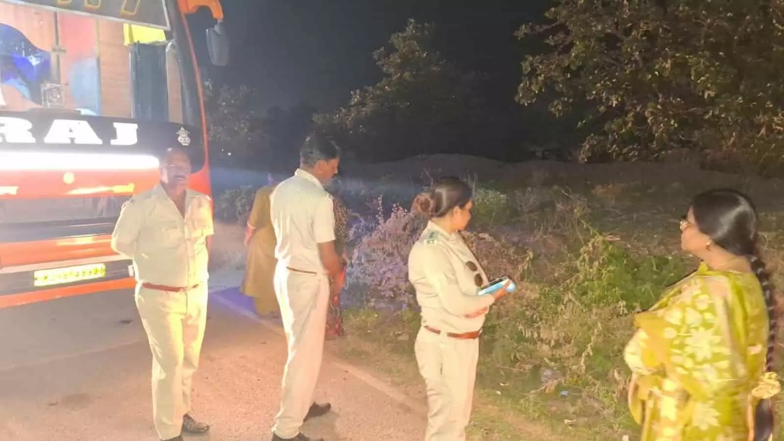 भीलवाड़ा बाइपास हाईवे पर रात के समय खड़ी स्लीपर बस की जांच करते परिवहन अधिकारी। भीलवाड़ा बाइपास हाईवे पर रात के समय खड़ी स्लीपर बस की जांच करते परिवहन अधिकारी।