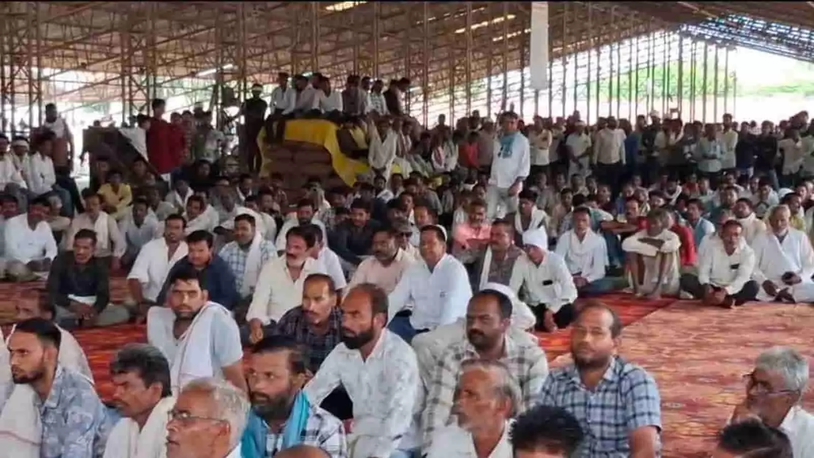 तस्वीर में कृषि उपज मंडी परिसर में सभा करते हुए बड़ी संख्या में किसान। तस्वीर में कृषि उपज मंडी परिसर में सभा करते हुए बड़ी संख्या में किसान।