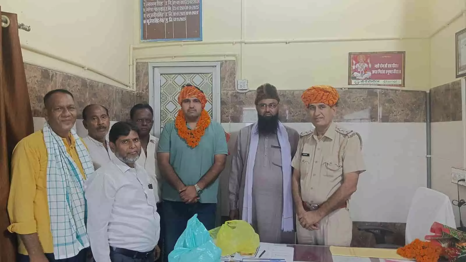 थाना परिसर के अंदर पुलिस अधिकारियों और नागरिकों का समूह विदाई समारोह के संदर्भ में खड़ा है। थाना परिसर के अंदर पुलिस अधिकारियों और नागरिकों का समूह विदाई समारोह के संदर्भ में खड़ा है।