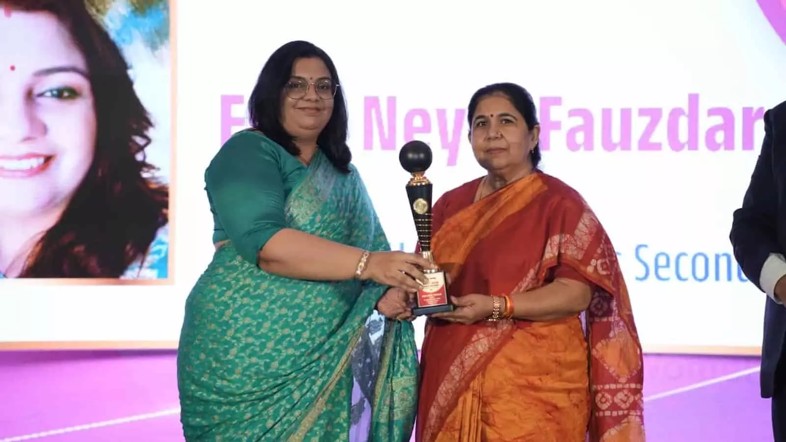 तस्वीर में ईशा नियोल फौजदार को मंजू बाघमार द्वारा जयपुर में मंच पर वूमेन्स अवॉर्ड की ट्रॉफी सौंपते हुए दिखाया गया है। तस्वीर में ईशा नियोल फौजदार को मंजू बाघमार द्वारा जयपुर में मंच पर वूमेन्स अवॉर्ड की ट्रॉफी सौंपते हुए दिखाया गया है।