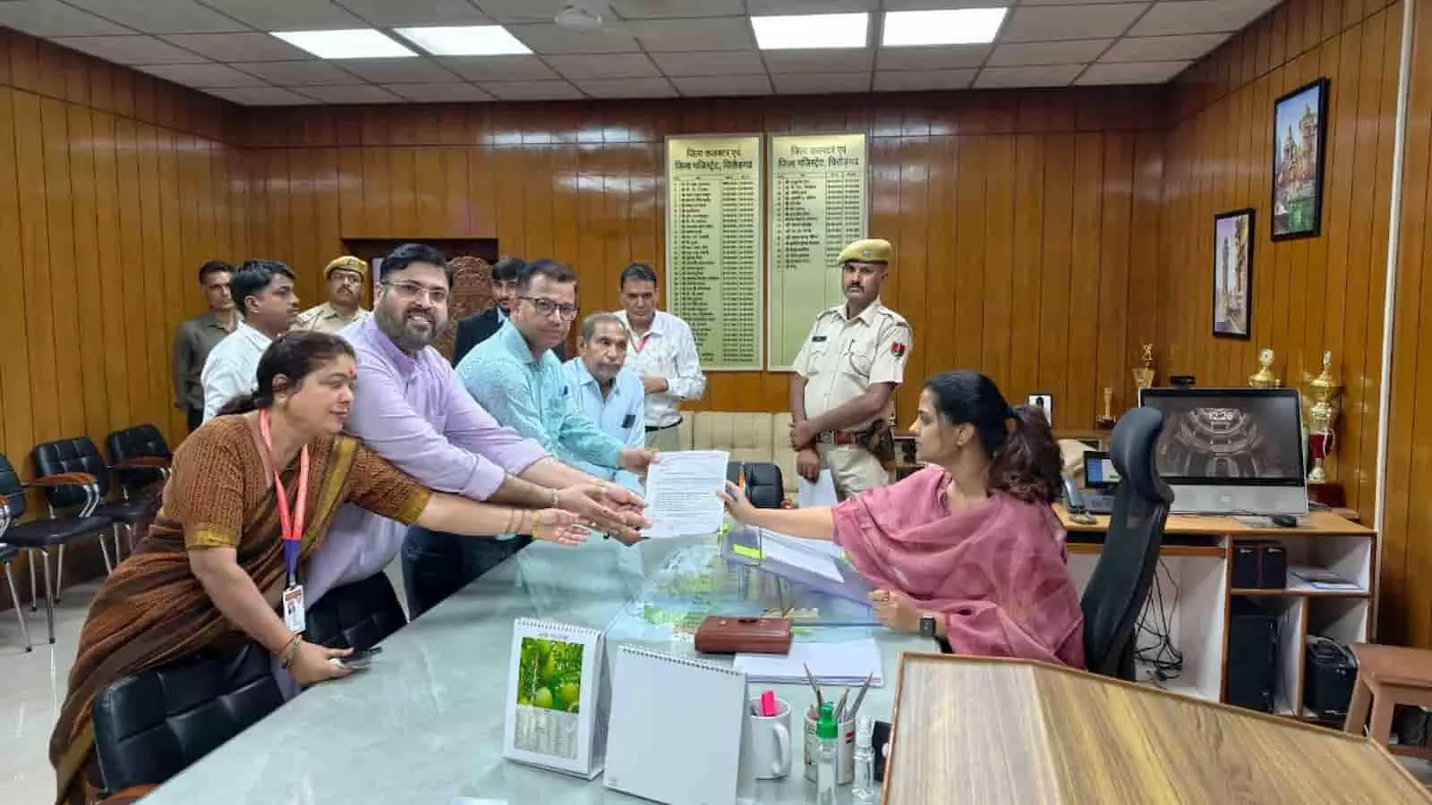 चित्तौड़गढ़ कलेक्ट्रेट कार्यालय में महिला अधिकारी को ज्ञापन सौंपते निजी विद्यालय संगठन के पदाधिकारी। चित्तौड़गढ़ कलेक्ट्रेट कार्यालय में महिला अधिकारी को ज्ञापन सौंपते निजी विद्यालय संगठन के पदाधिकारी।