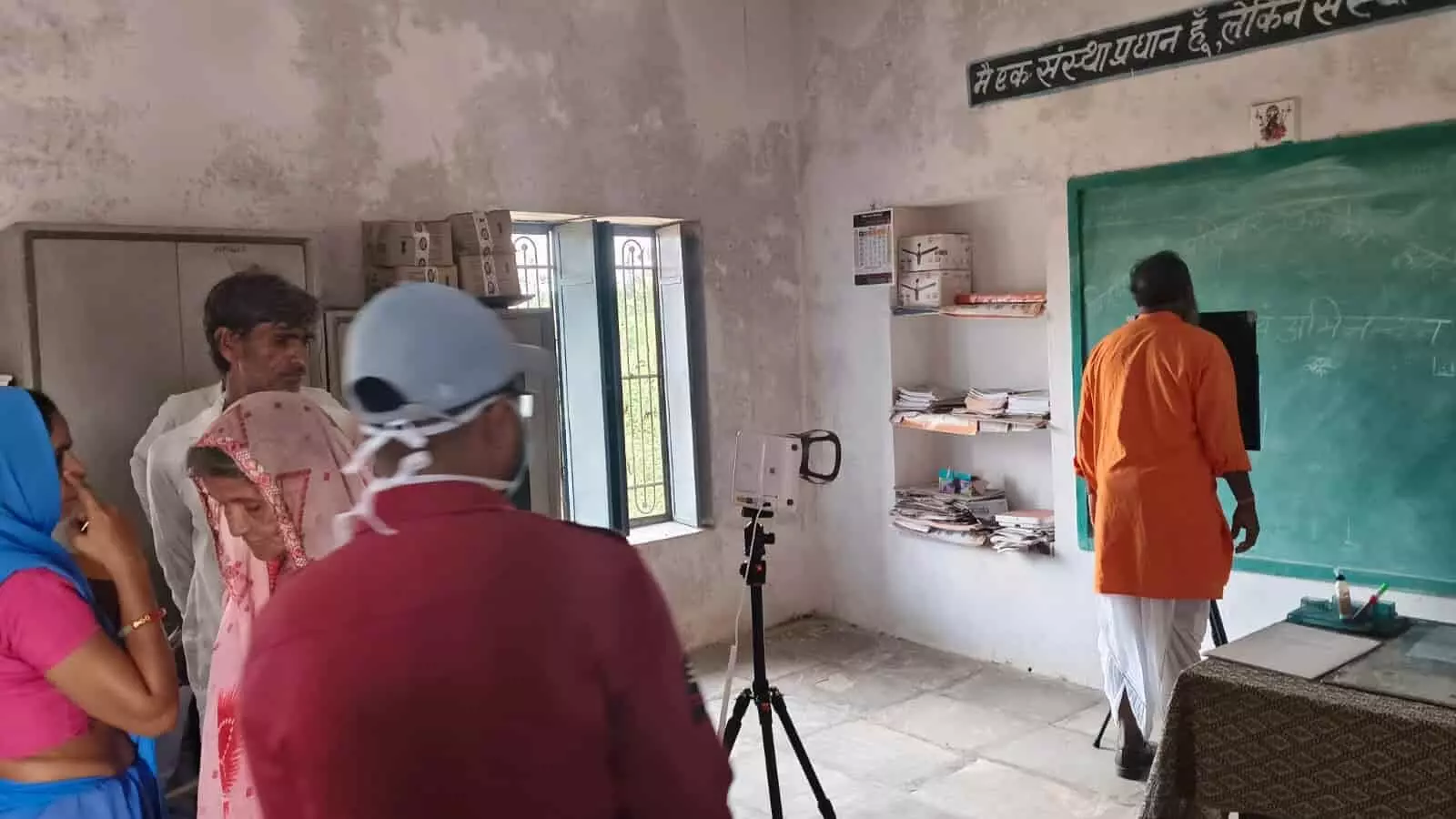 स्वास्थ्य कर्मी सलूम्बर के समेल गांव में पोर्टेबल मशीन से ग्रामीणों की जांच कर रहे हैं। स्वास्थ्य कर्मी सलूम्बर के समेल गांव में पोर्टेबल मशीन से ग्रामीणों की जांच कर रहे हैं।