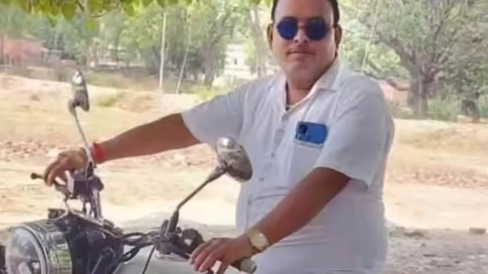 तस्वीर में सफेद शर्ट पहने आरोपी शंभूगुप्ता नालासोपारा में मोटरसाइकिल पर बैठा हुआ दिख रहा है।