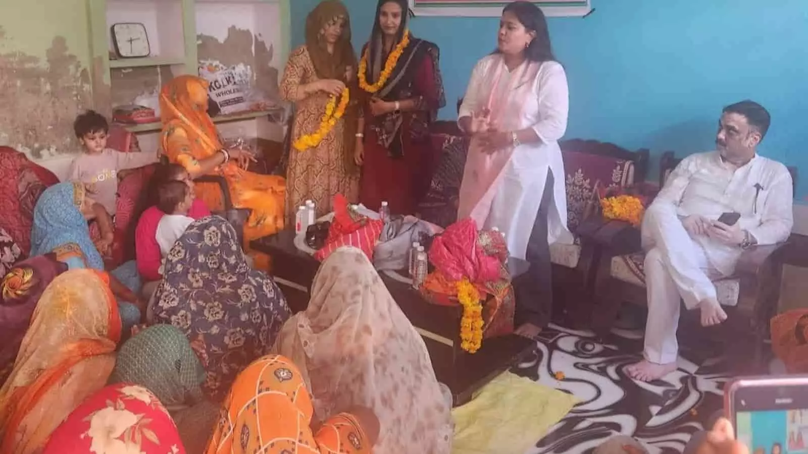 डीग में महिला कांग्रेस की संगठनात्मक बैठक में मौजूद महिलाएं और पदाधिकारी। डीग में महिला कांग्रेस की संगठनात्मक बैठक में मौजूद महिलाएं और पदाधिकारी।